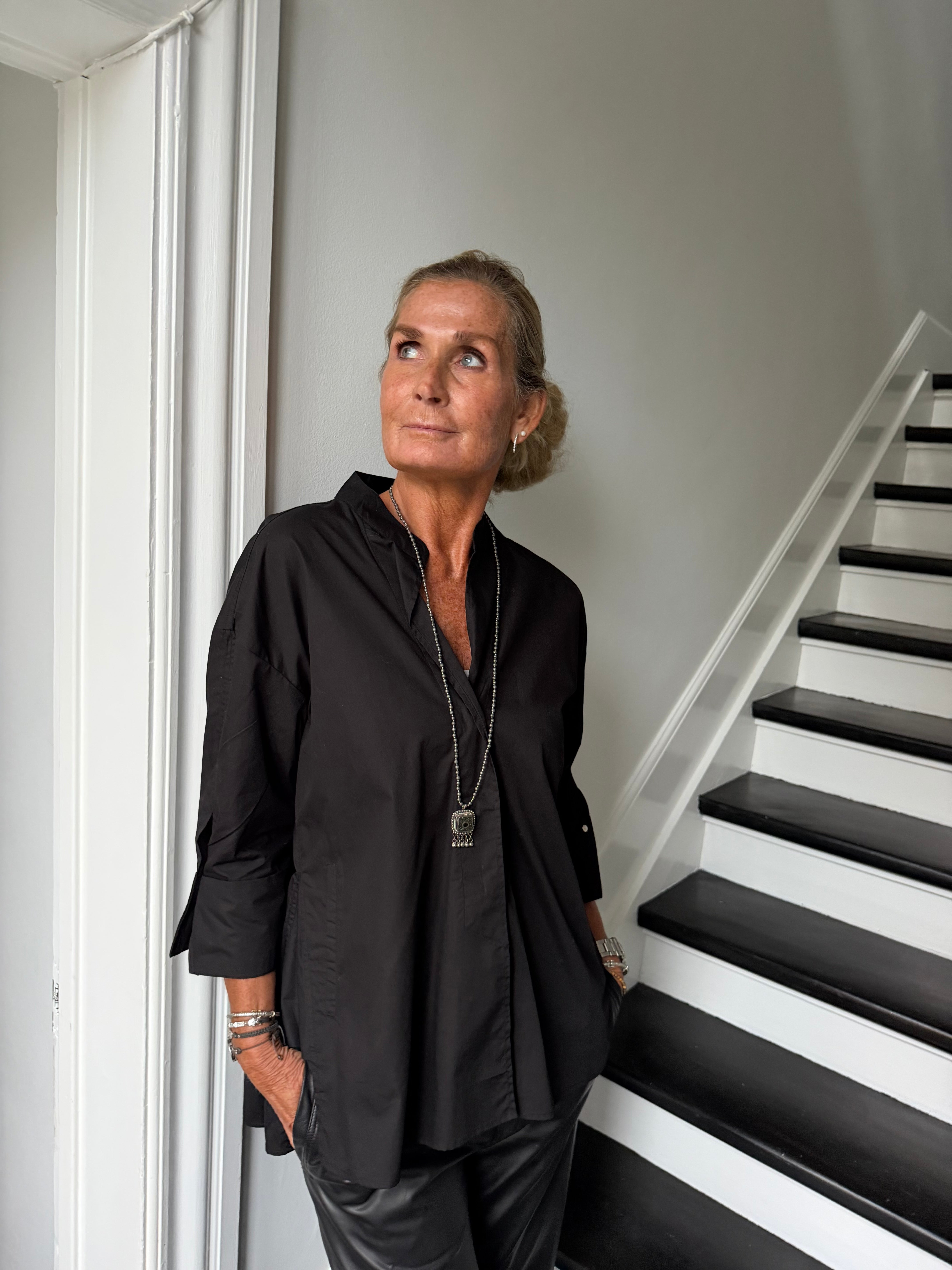 PREORDER-Luna Shirt Wauw You Look Good - Black