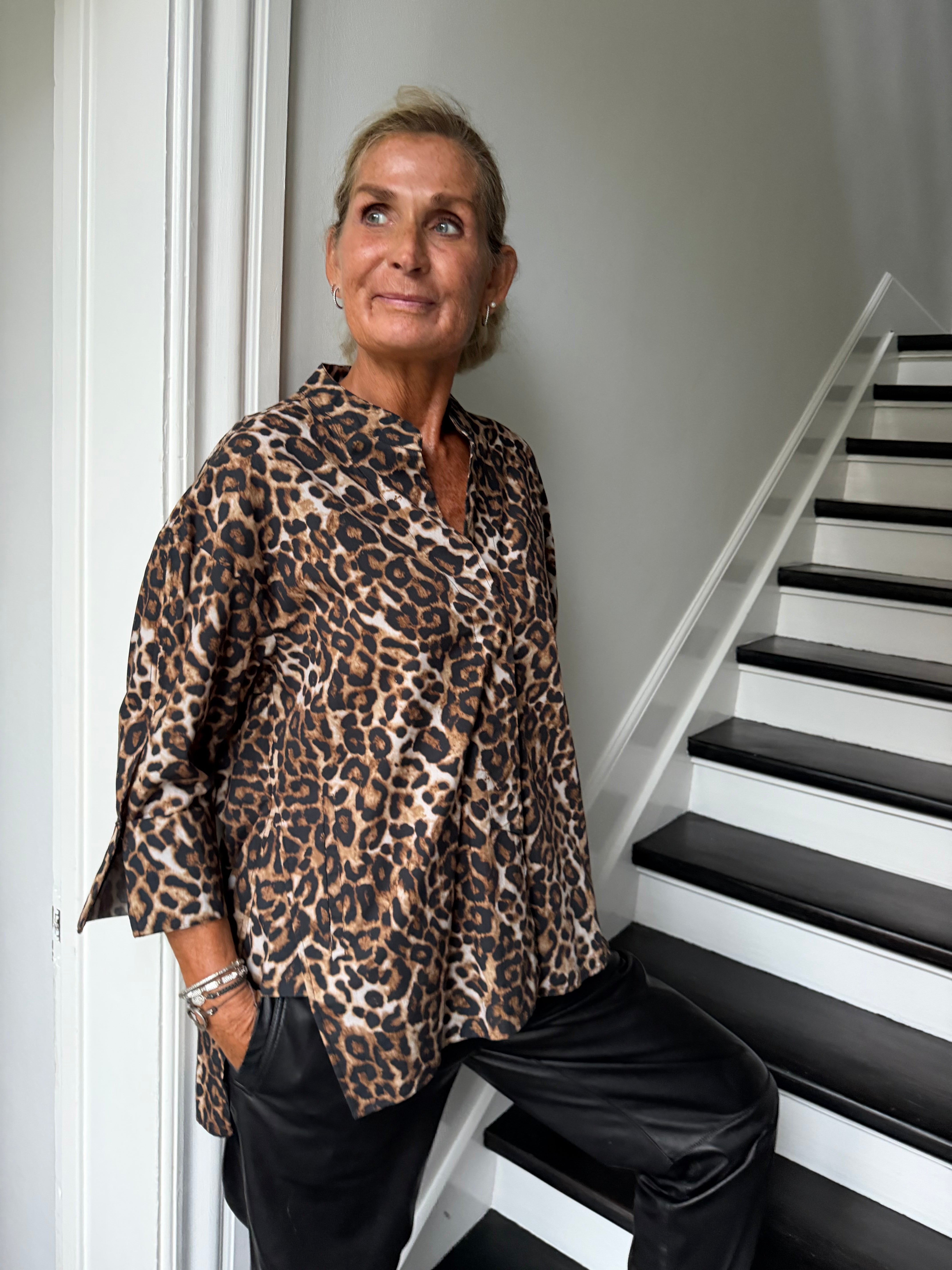 PREORDER-Luna Shirt Wauw You Look Good - Leo