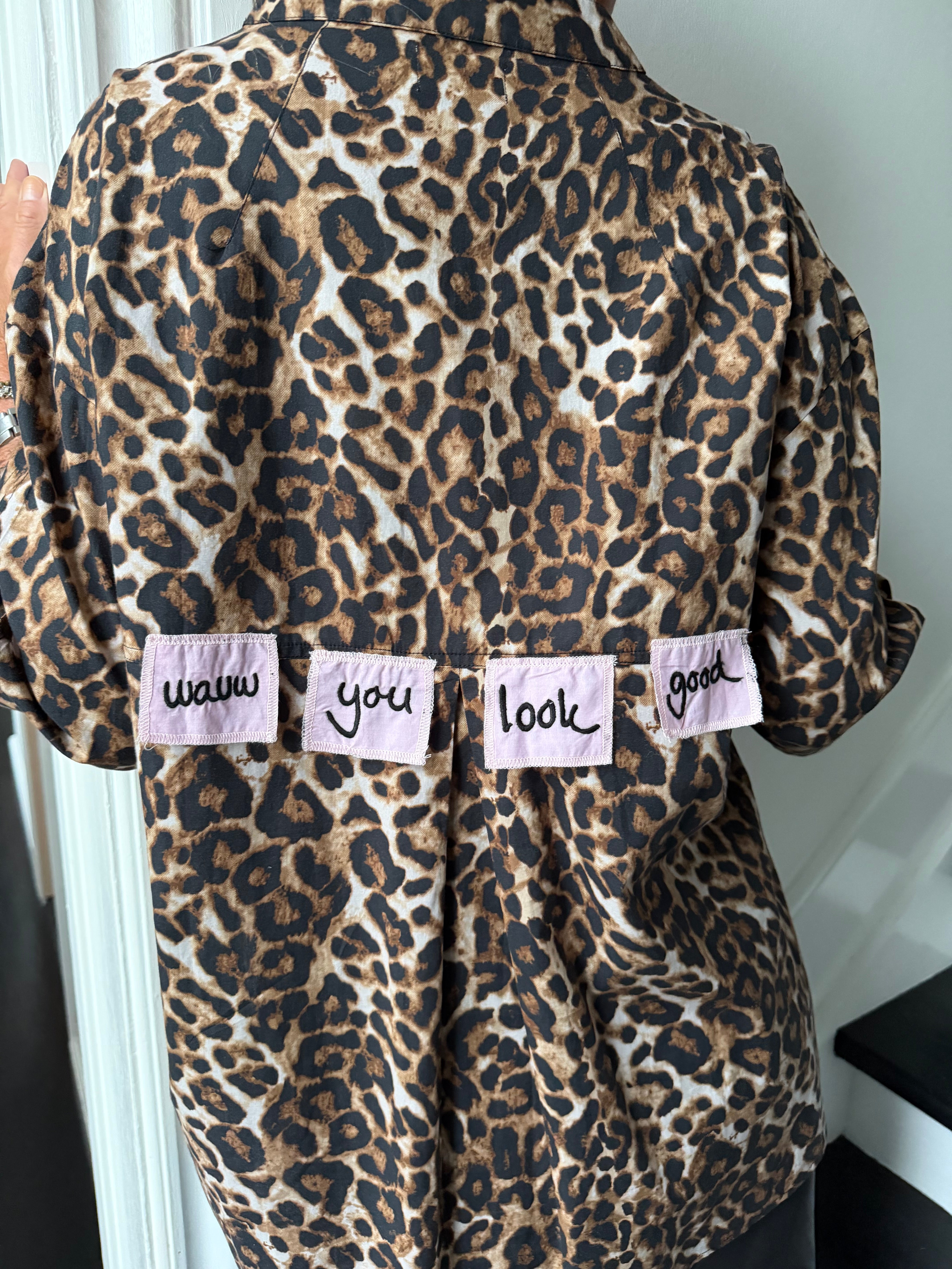 PREORDER-Luna Shirt Wauw You Look Good - Leo