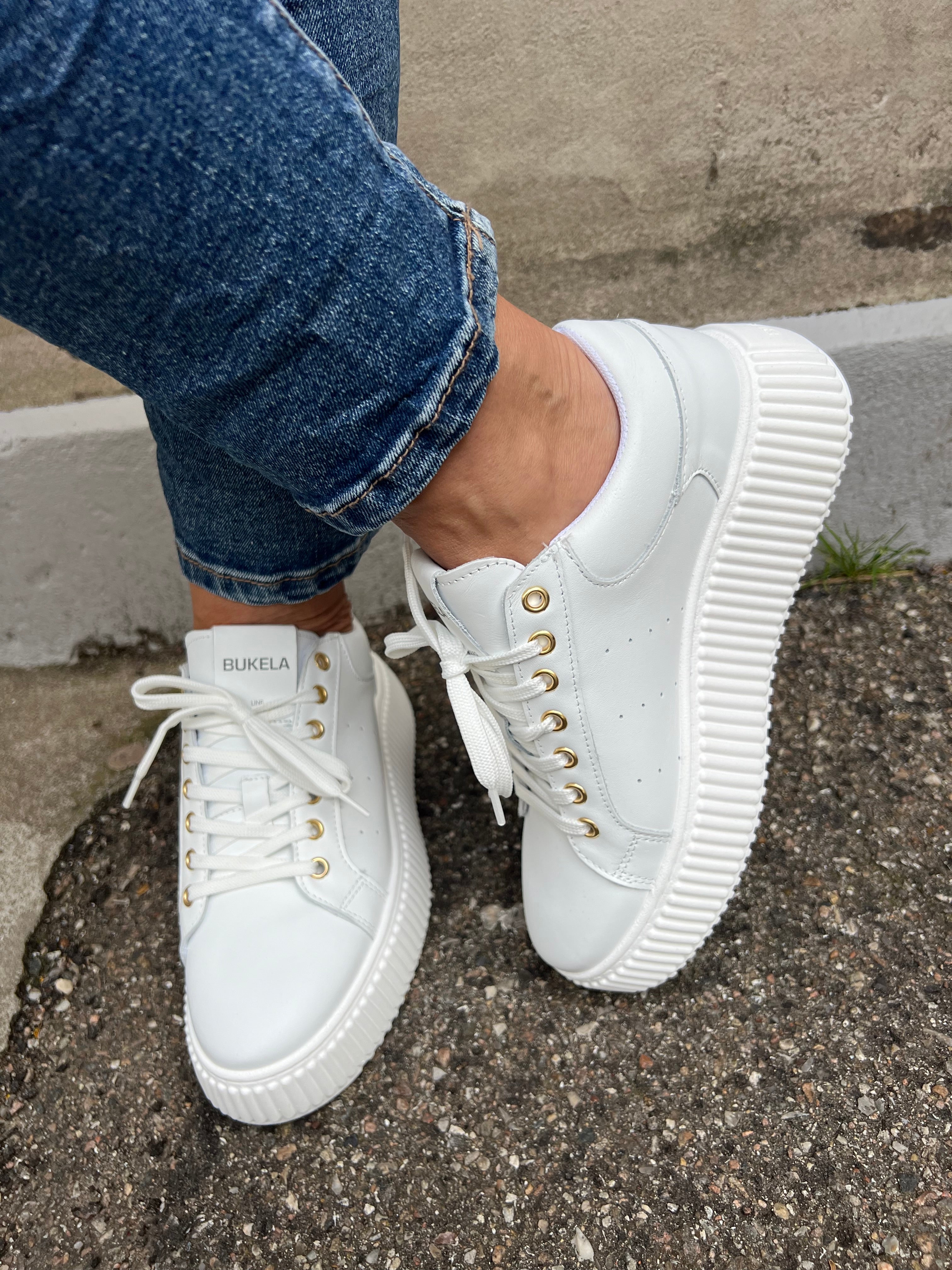 Court sneakers white