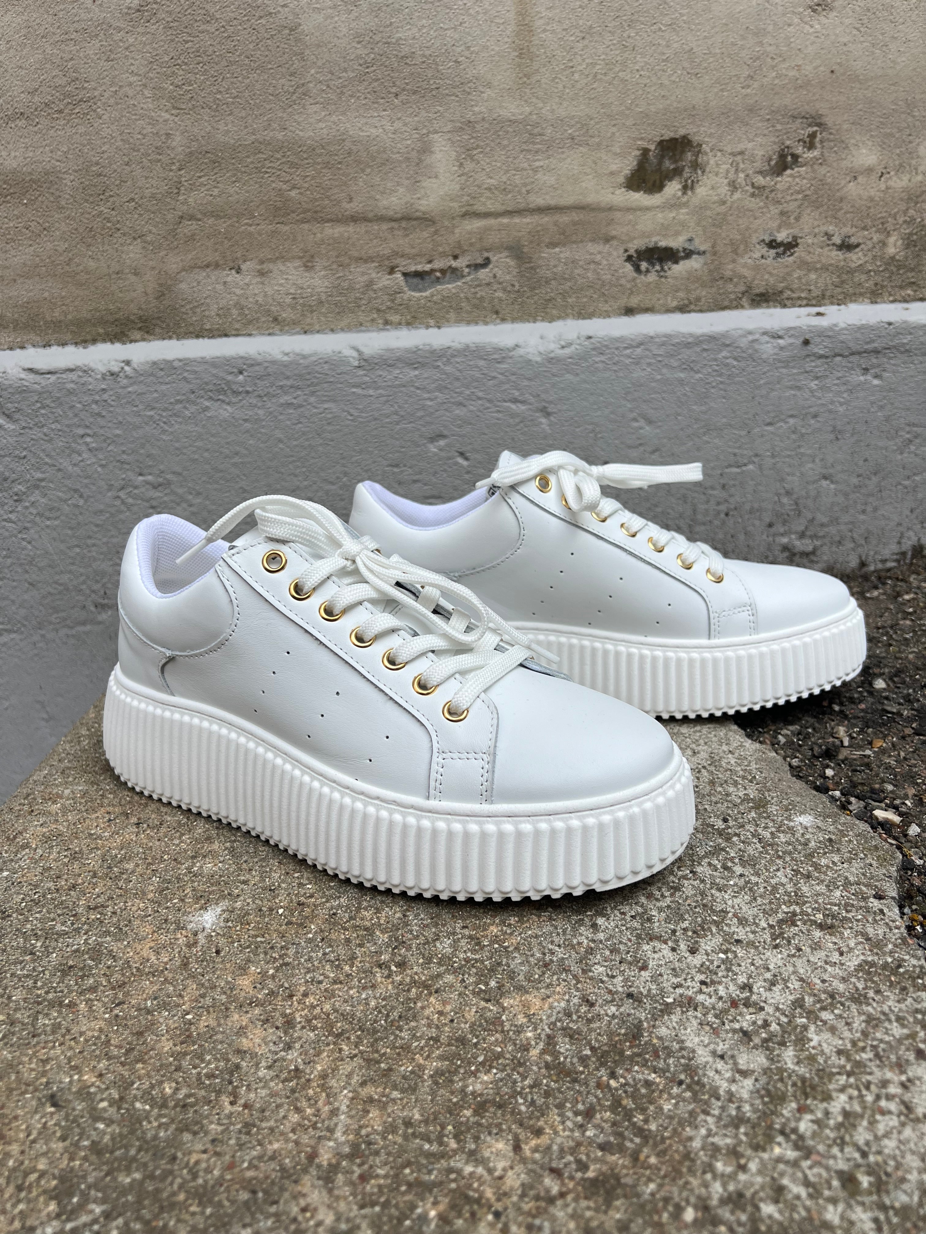 Court sneakers white