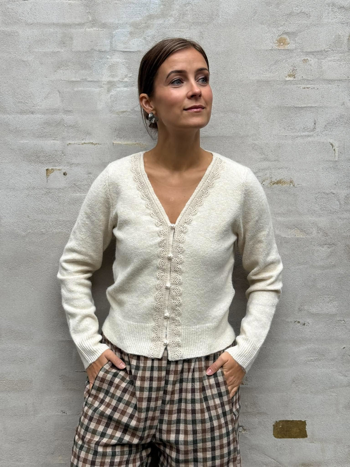 FRANCIE L/S V-NECK CARDIGAN - Birch W. PEARL BUTTON