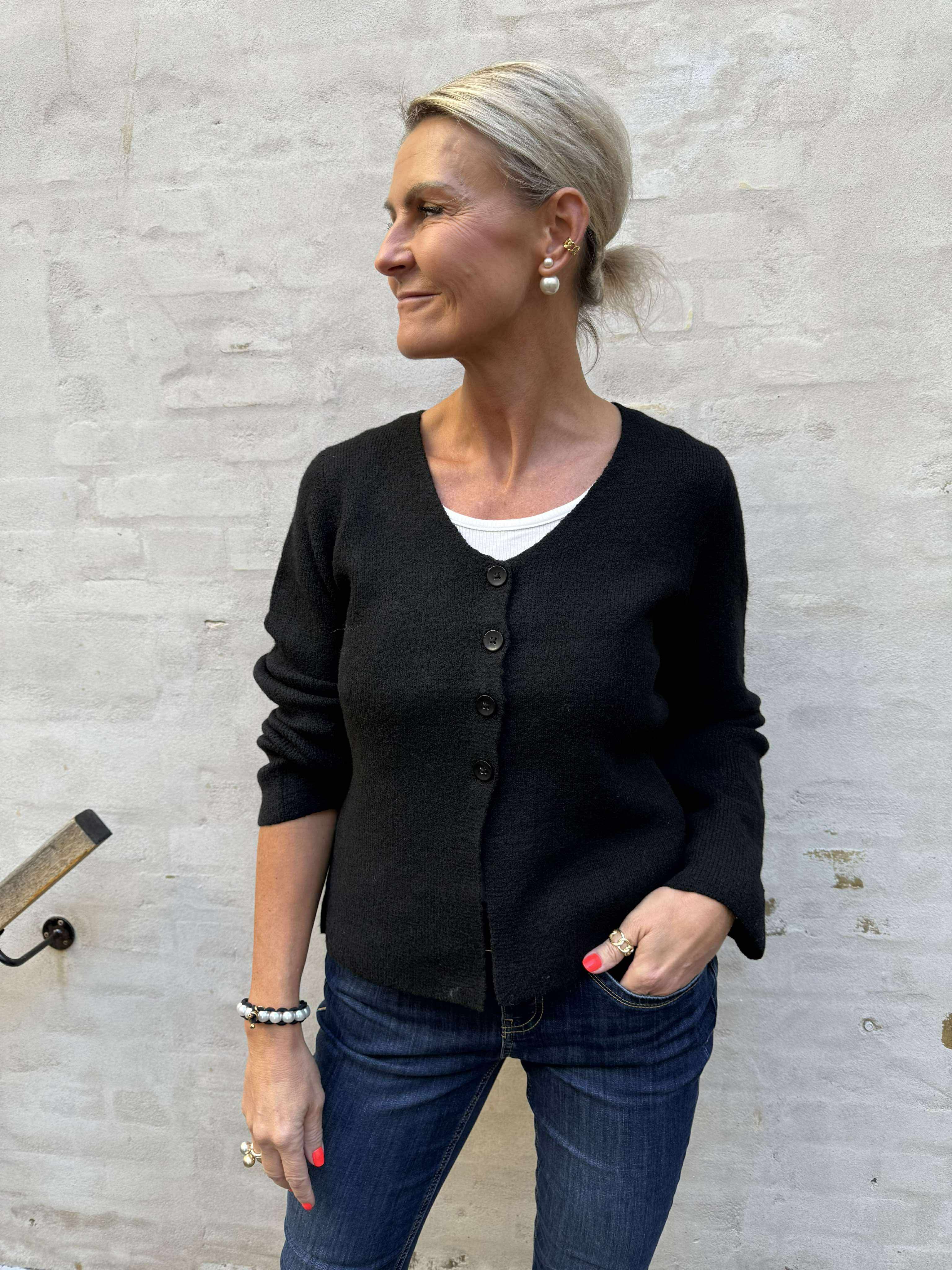 Sort cardigan med knappeluk og lange ærmer fra Betty boo vordingborg