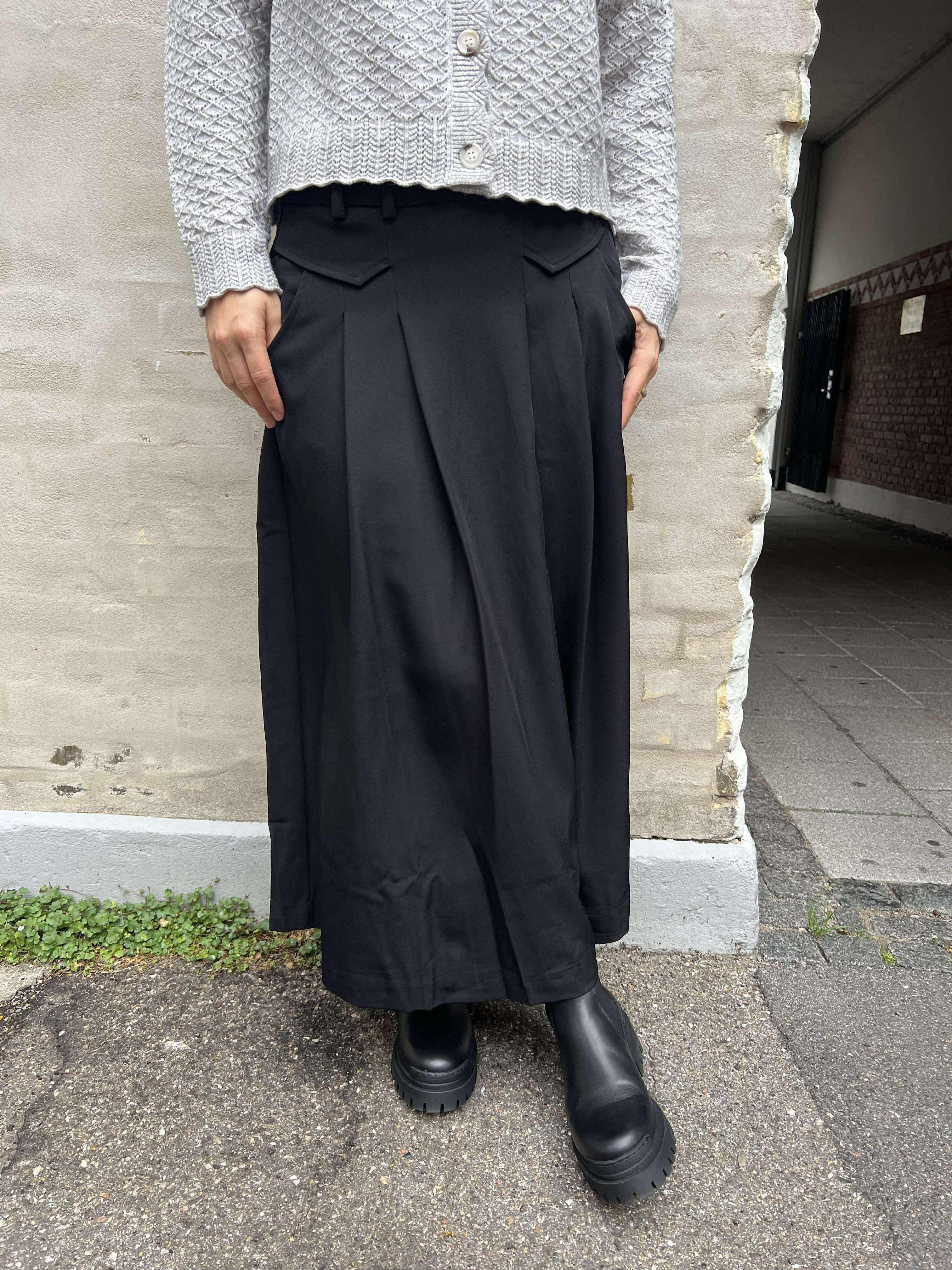 LunaCC Pocket Pleat Skirt - Black