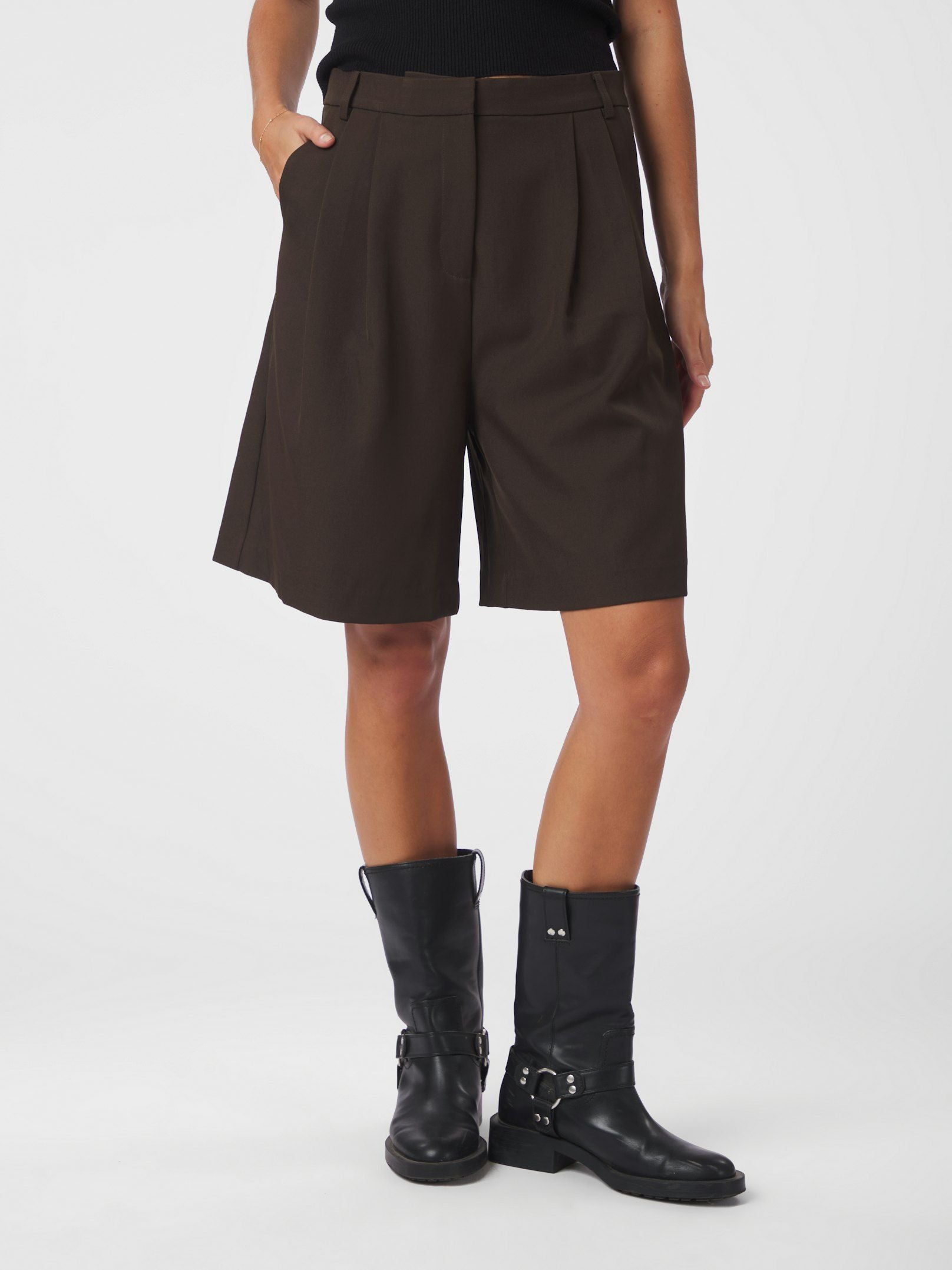 Nika Structure Shorts - Dark Brown