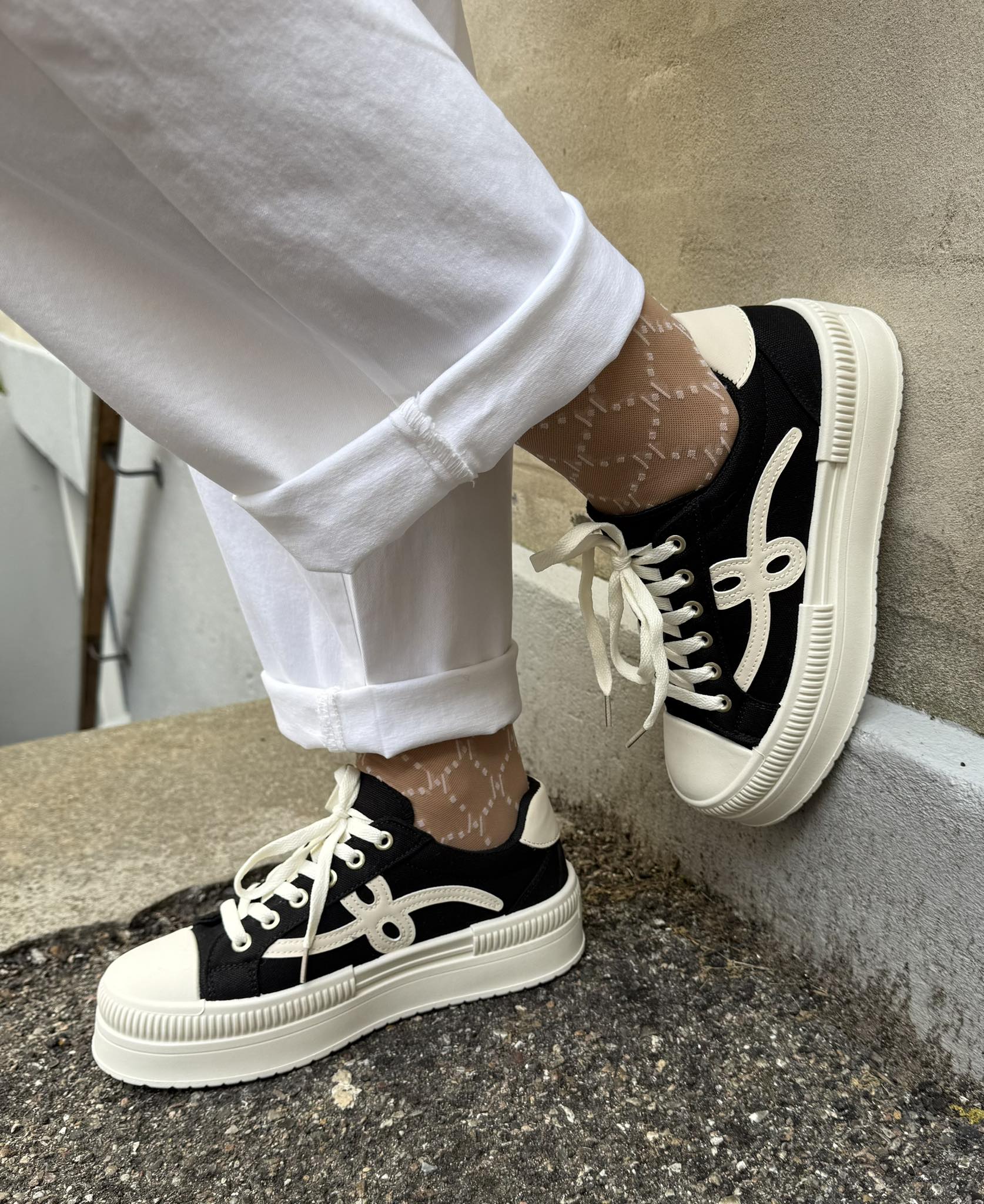 Stella Sneaks - Black