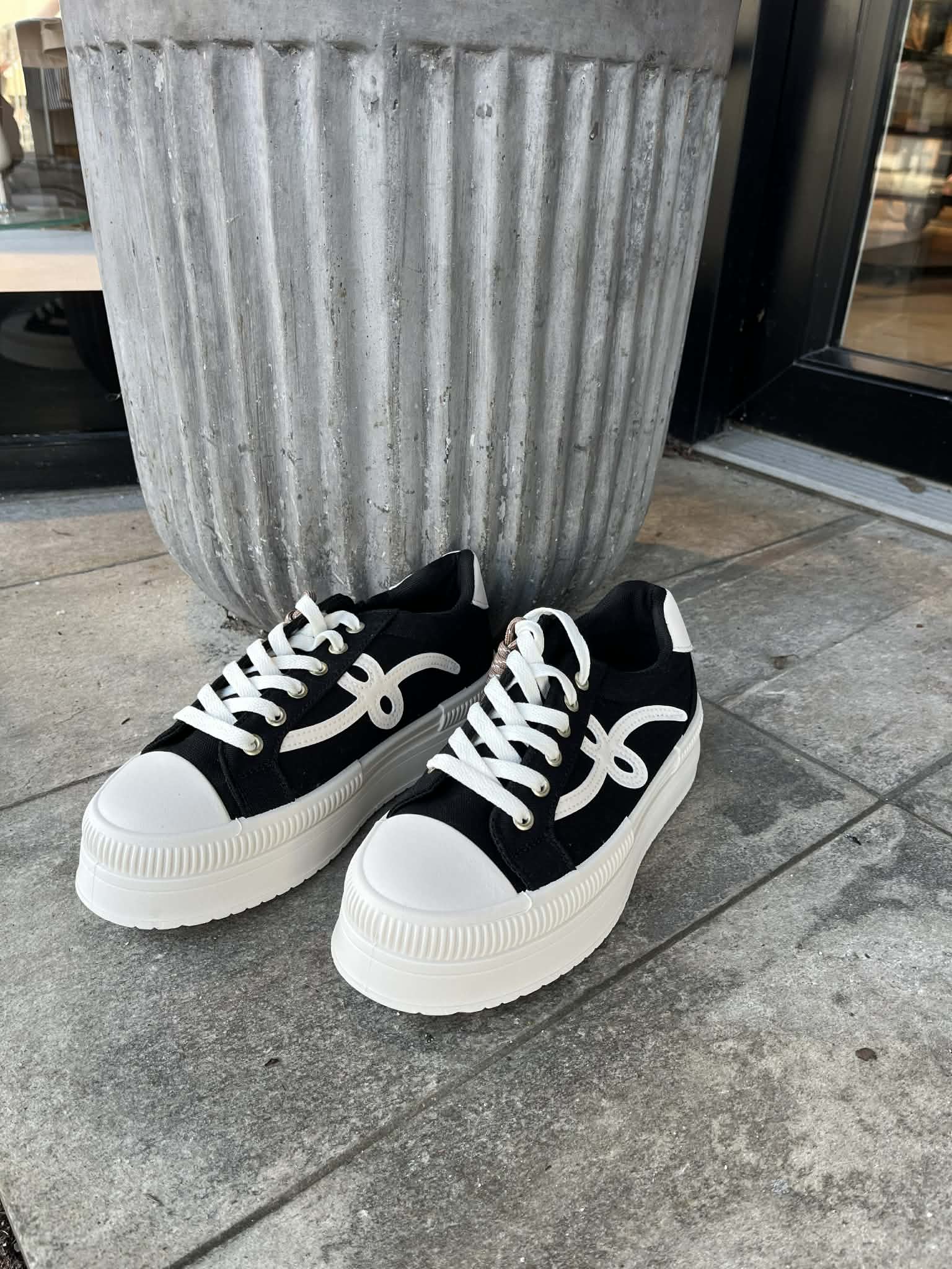Stella Sneaks - Black