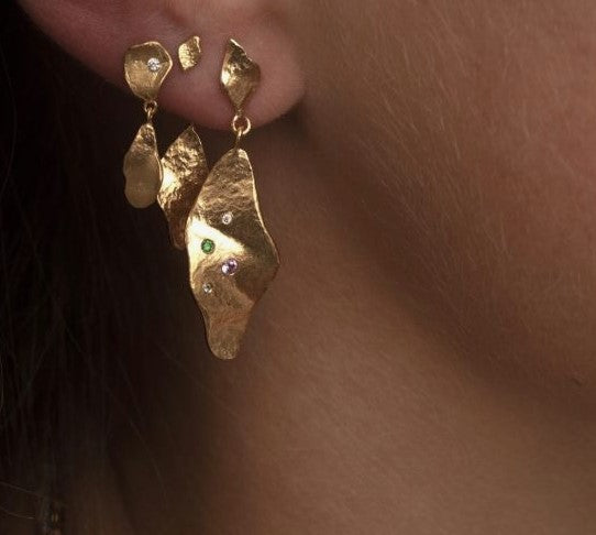 Dangling ile de lamour earring w. stones