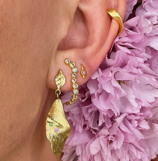 Dangling ile de lamour earring w. stones