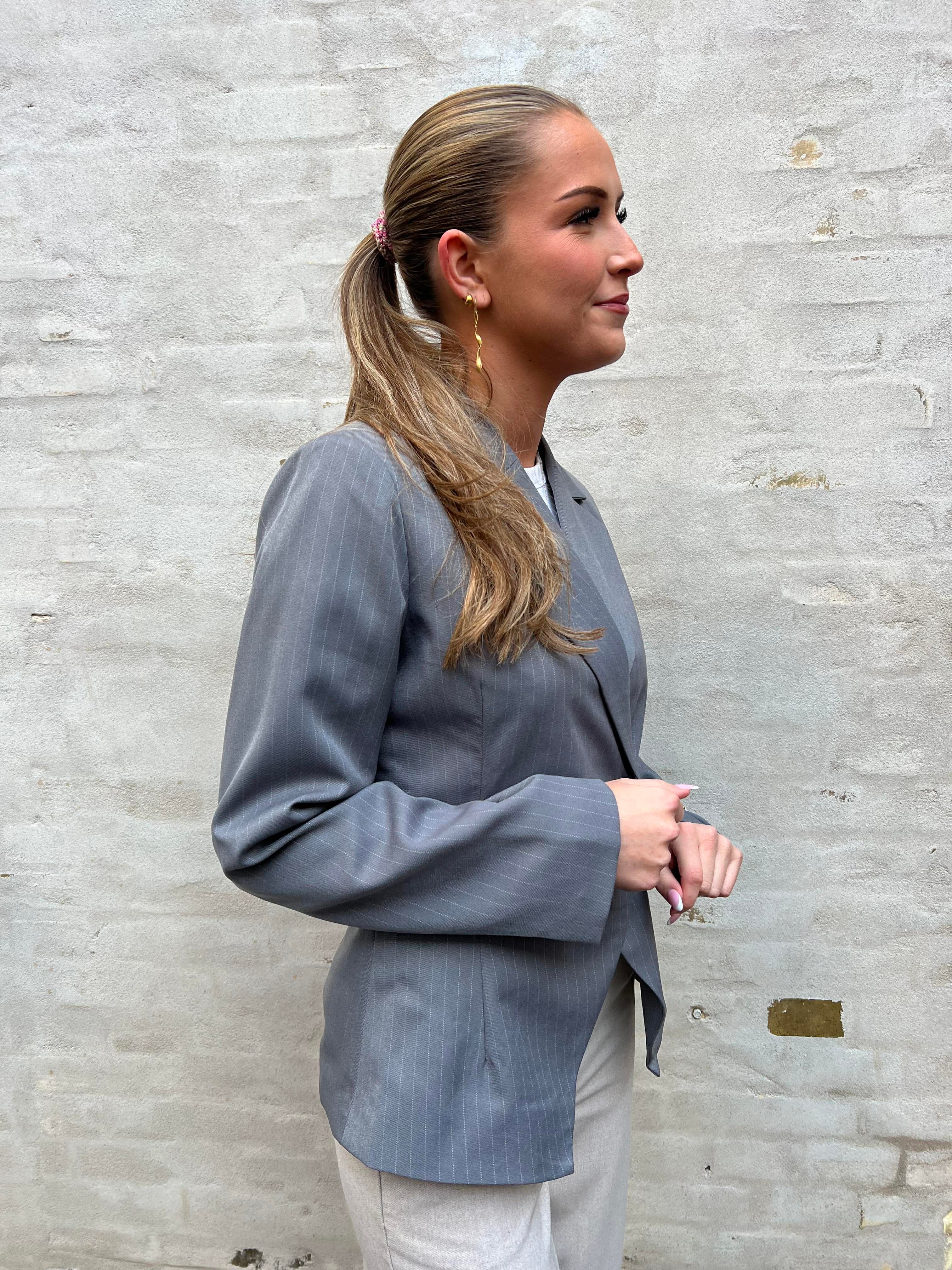 FALKA LS FITTET PINSTRIPED BLAZER - Grey Pinstripe