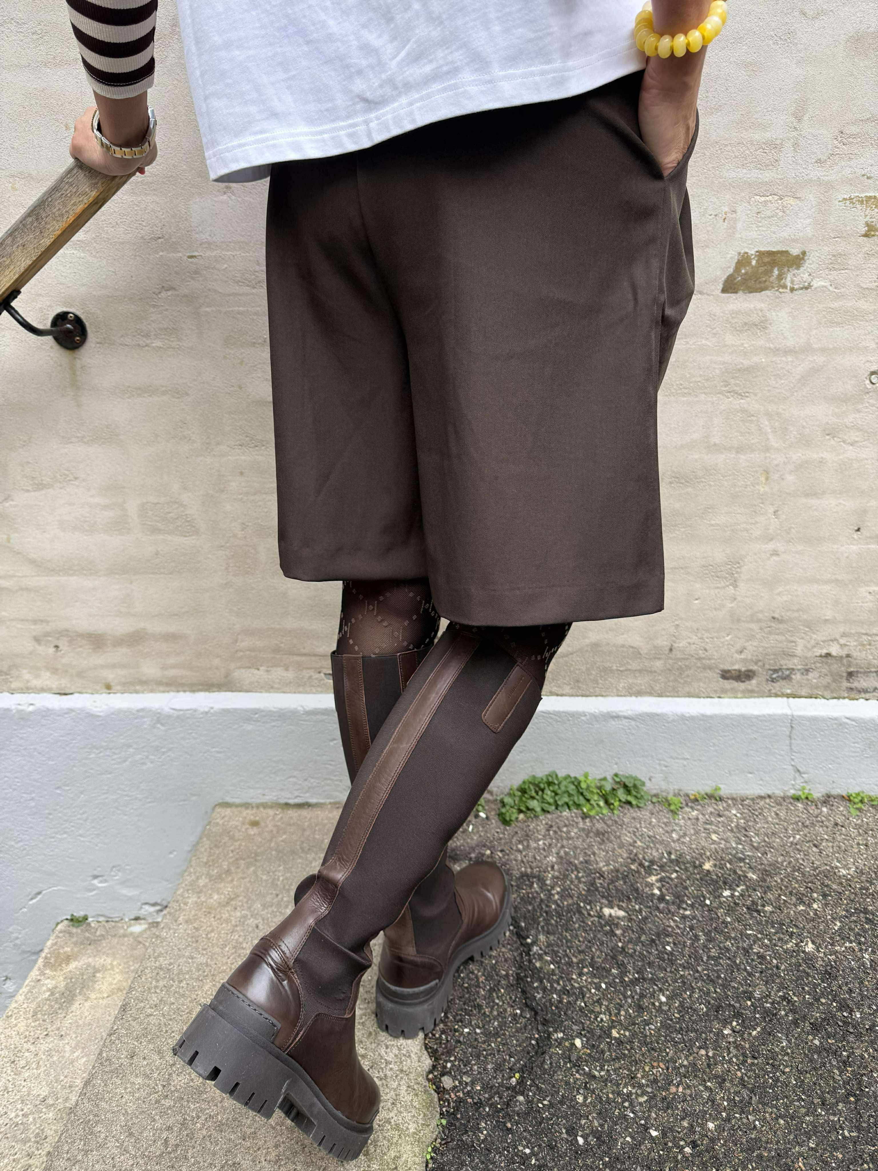 Nika Structure Shorts - Dark Brown