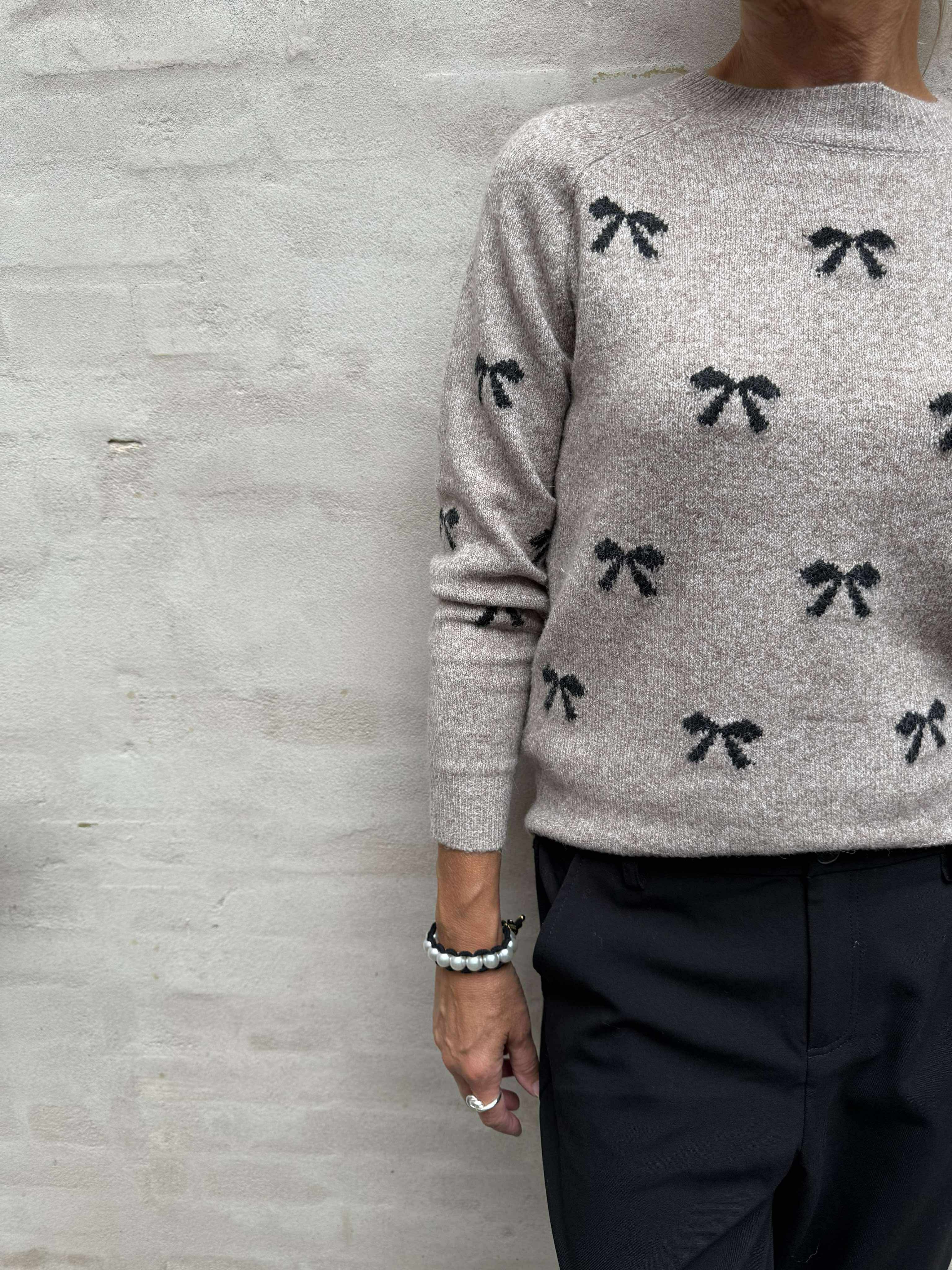 DOFFY INTARSIA PULLOVER - Moon Rock W. BLACK BOWS