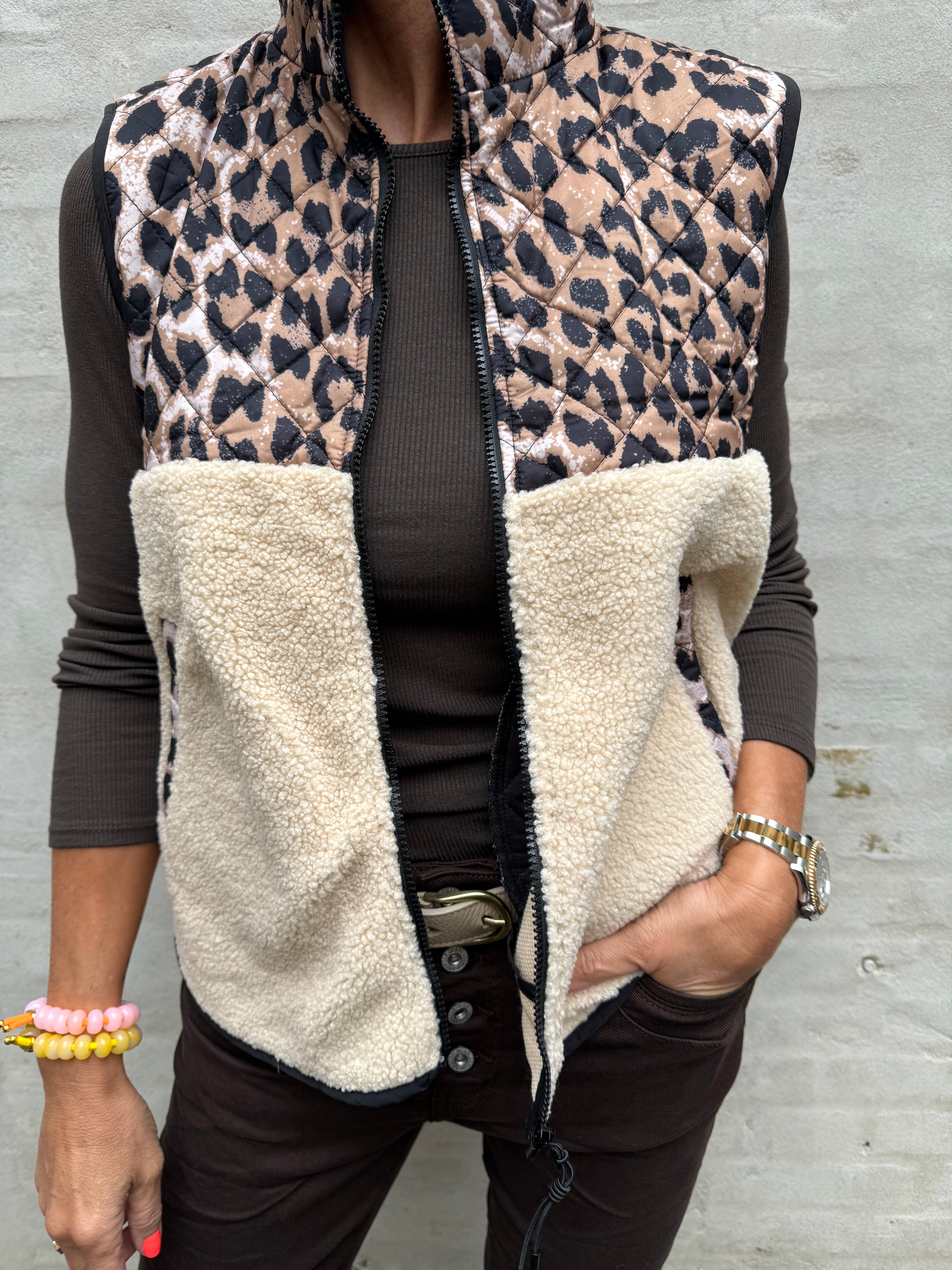 Teddy Leo Vest - Lux Leo Creme Black