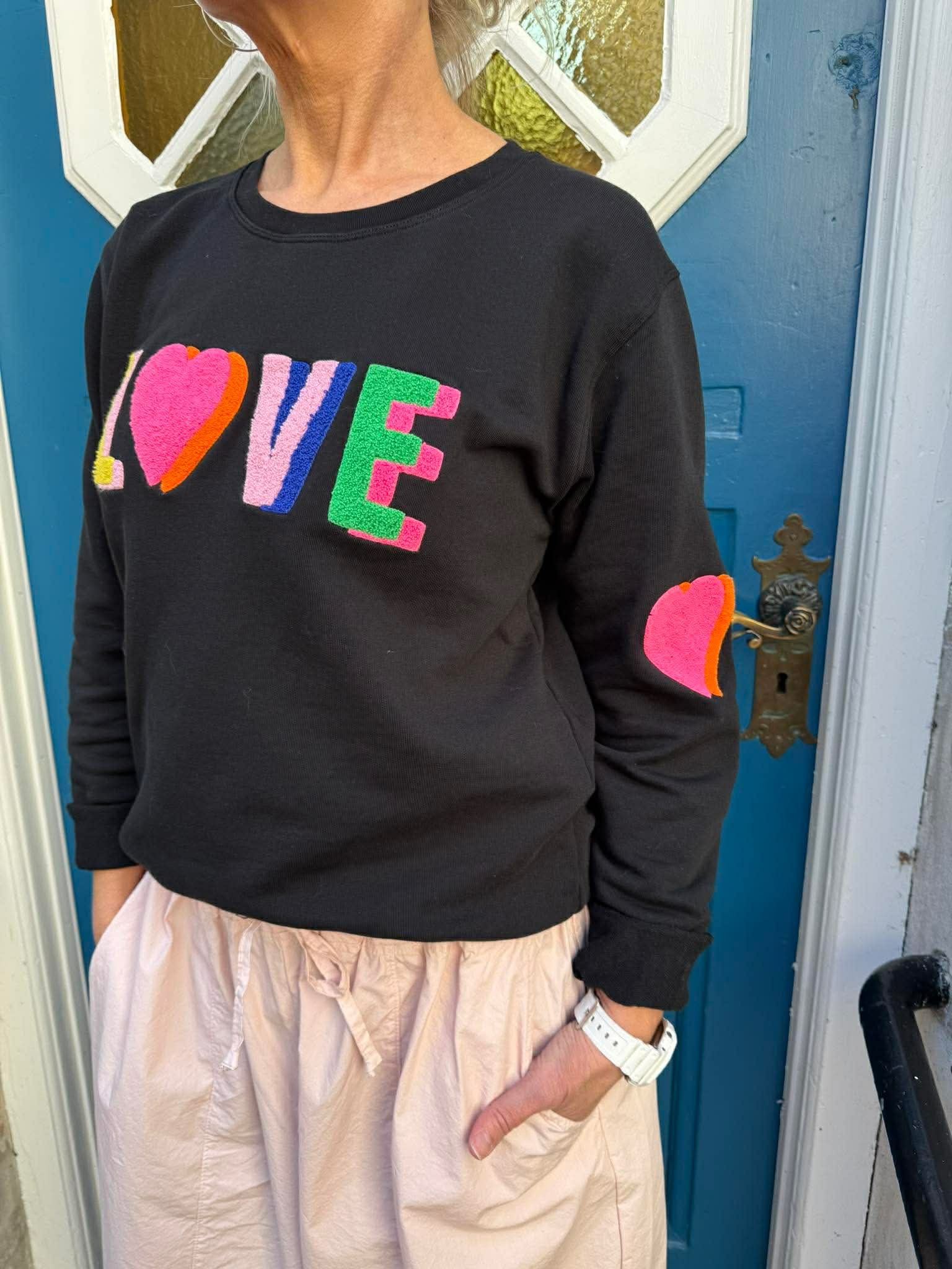 Sweat LOVE - Auora rosa med orange broderi klassiker