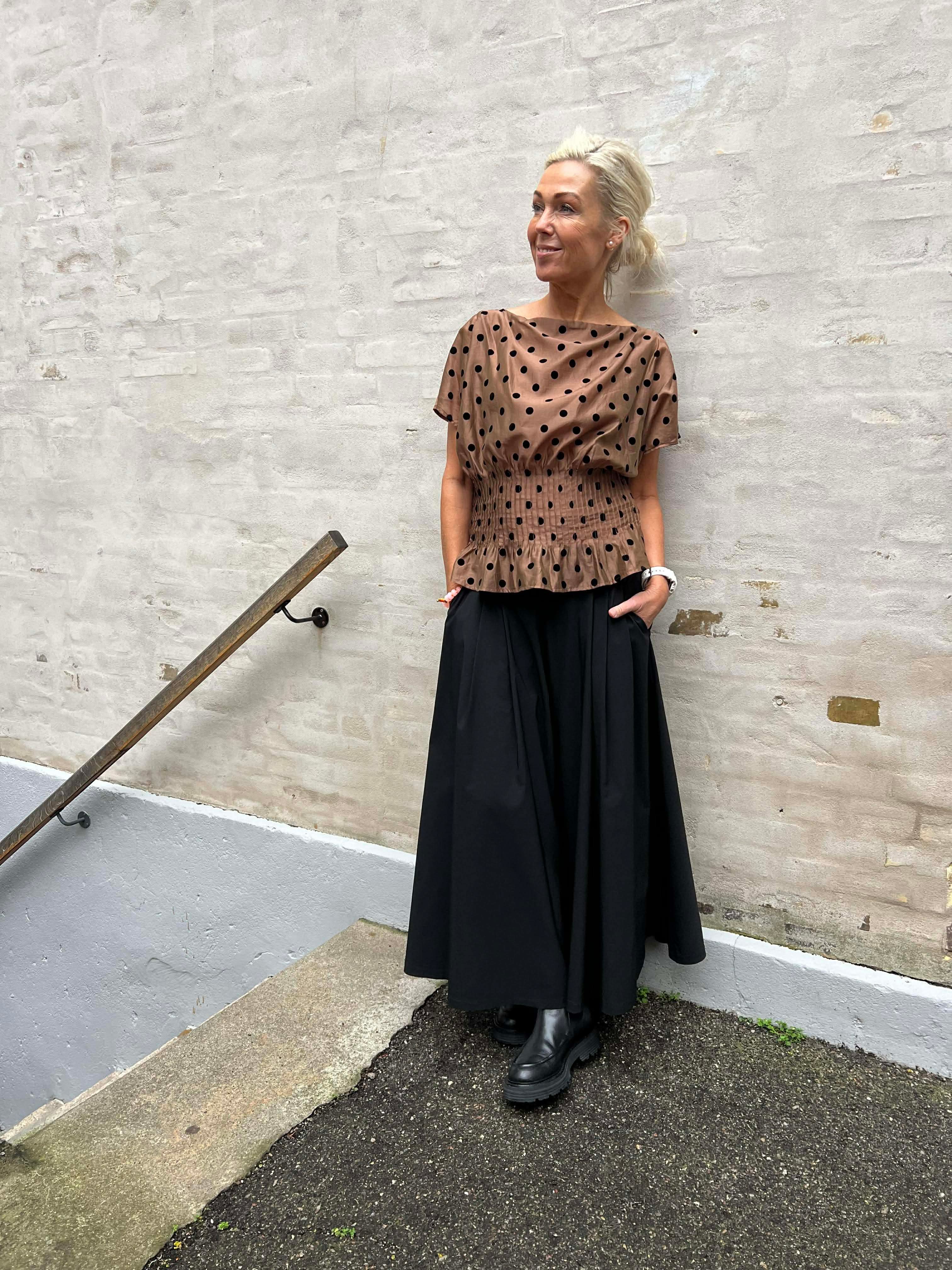 Laura Top - Nougat w Black dot