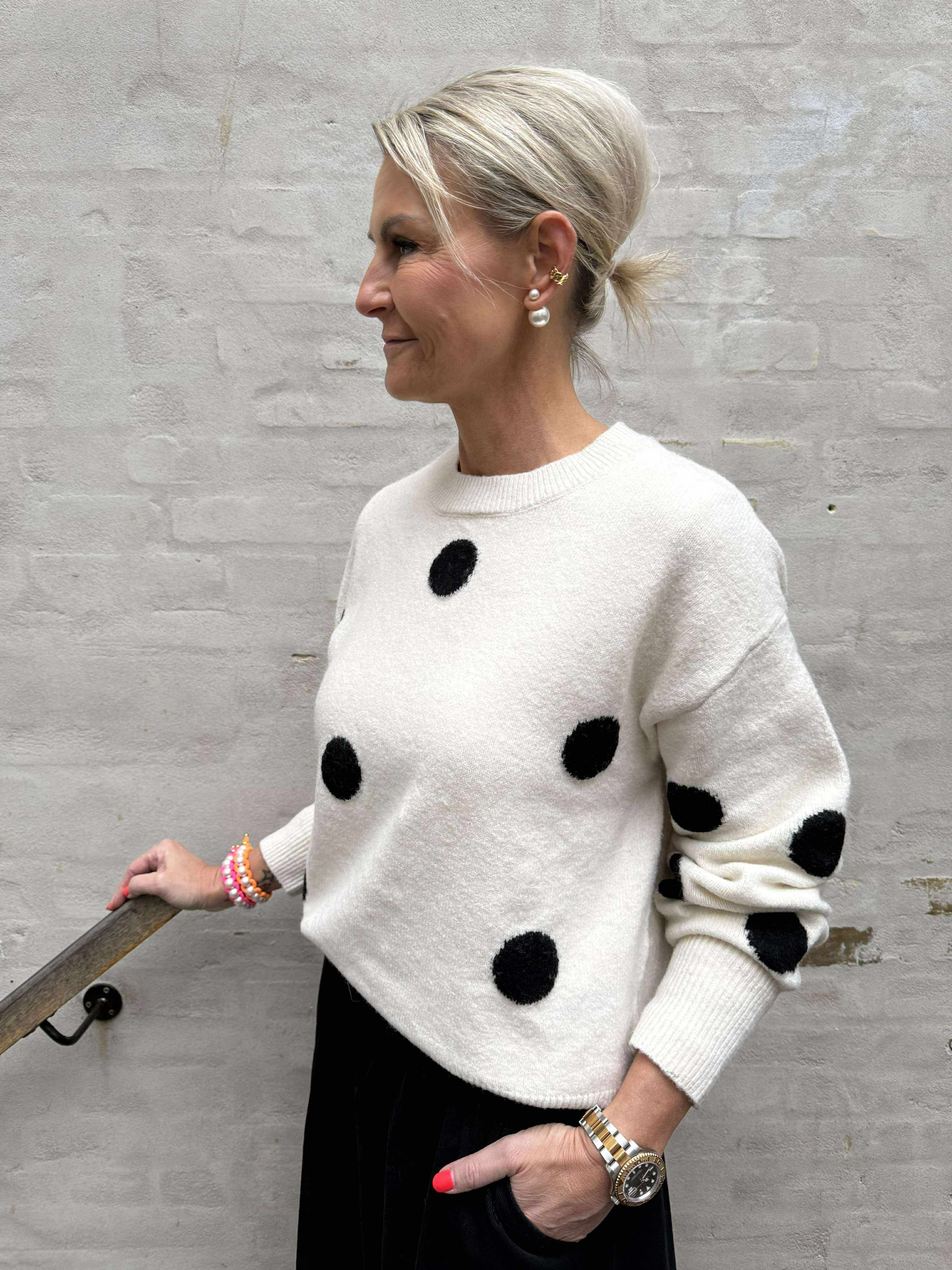 MONICA LIFE LS O-NECK DOT PULL - Cloud Dancer BLACK DOTS NORTH