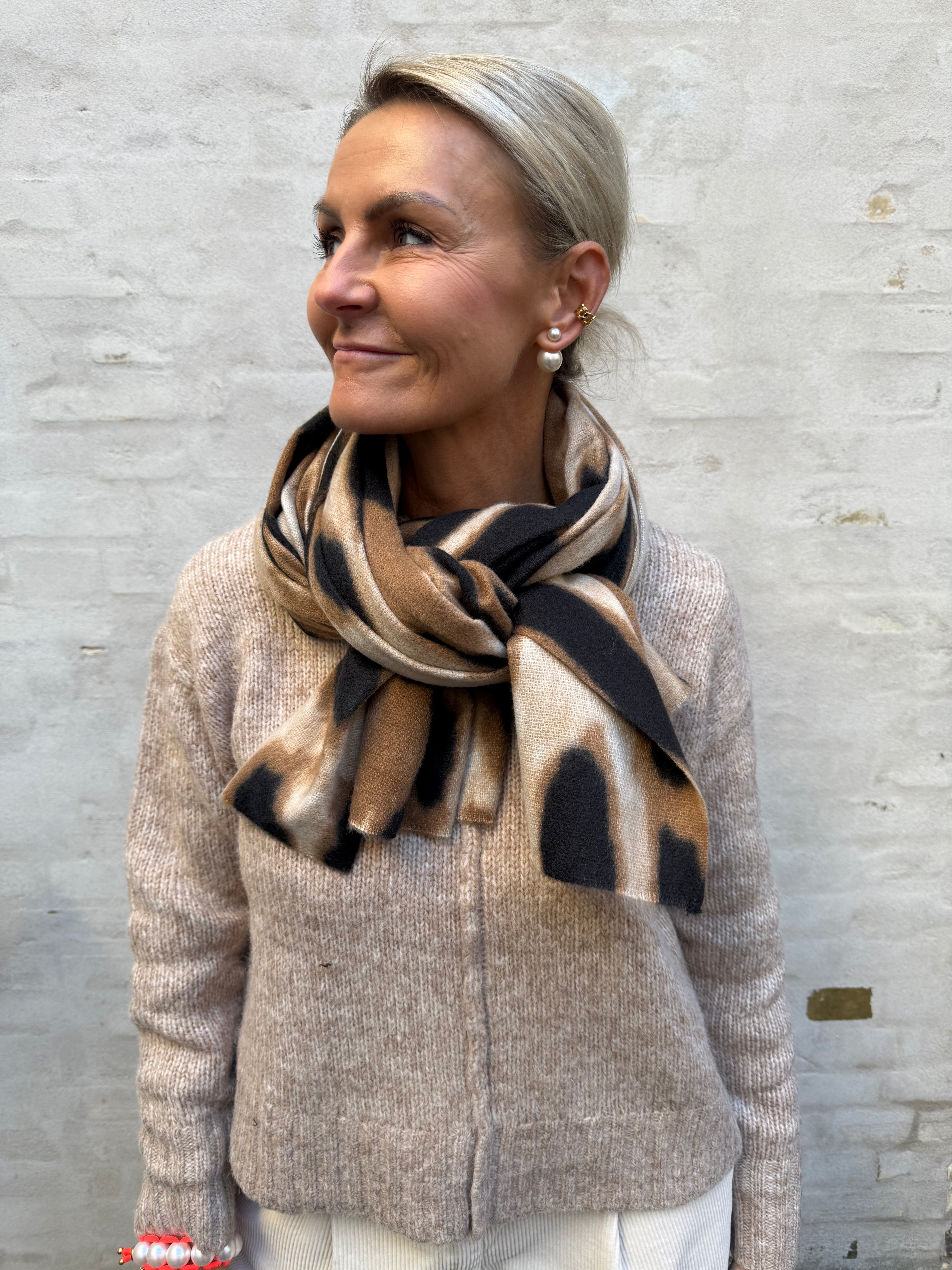 Sienna leo scarf