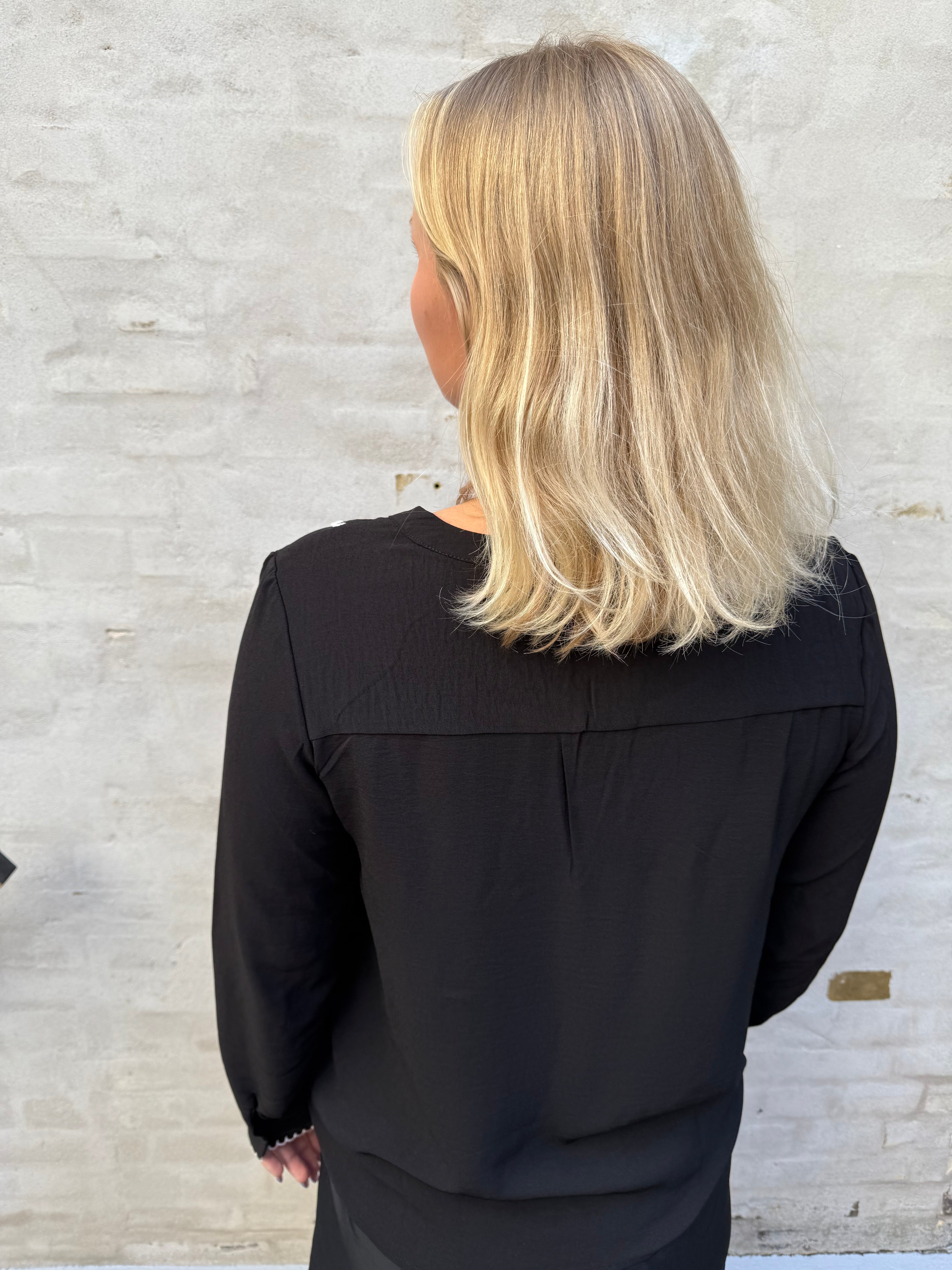 CONNA TOP - Black Snow white stitch