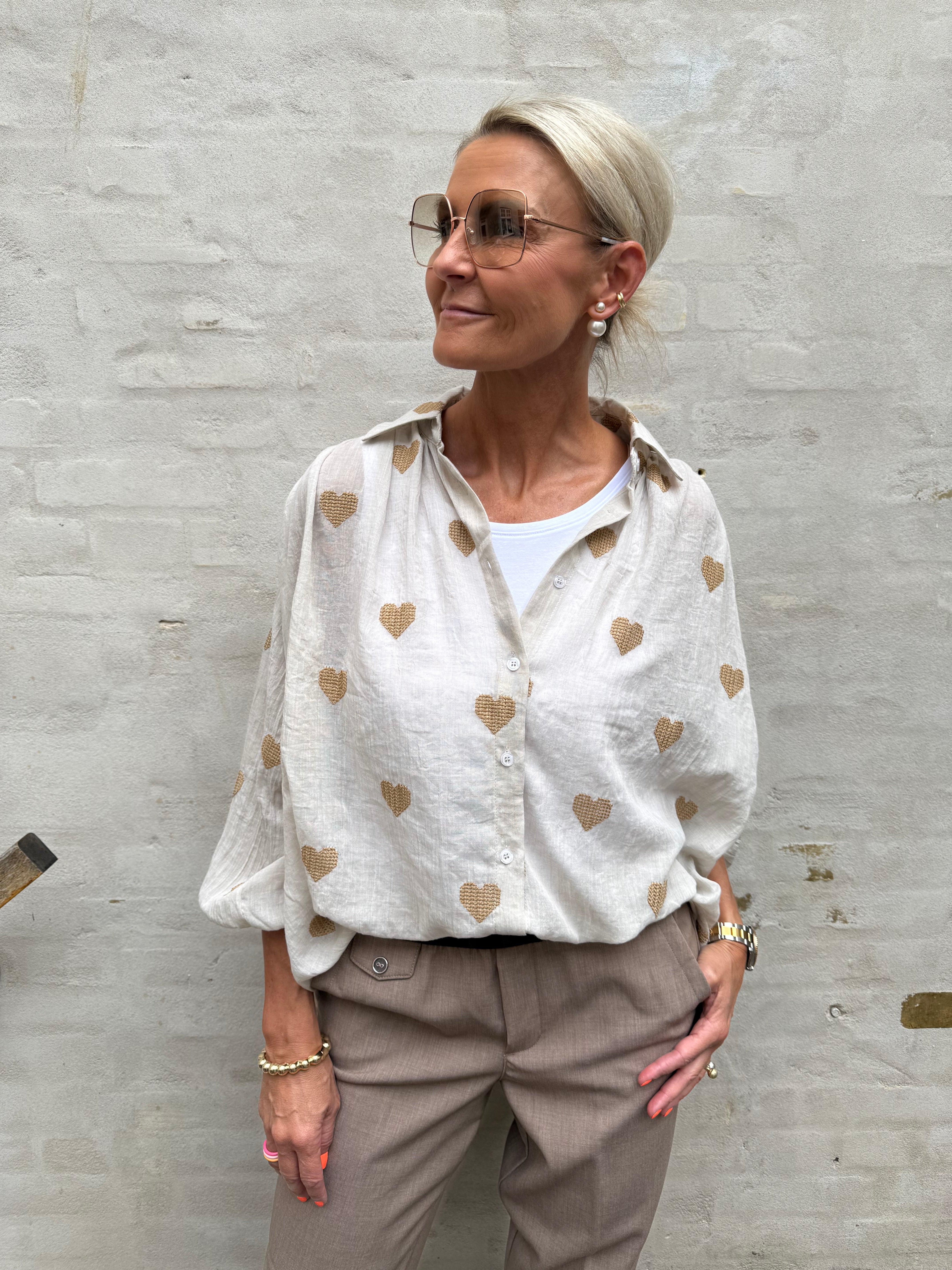 Shirt w. Embrodery Hearts - Taupe