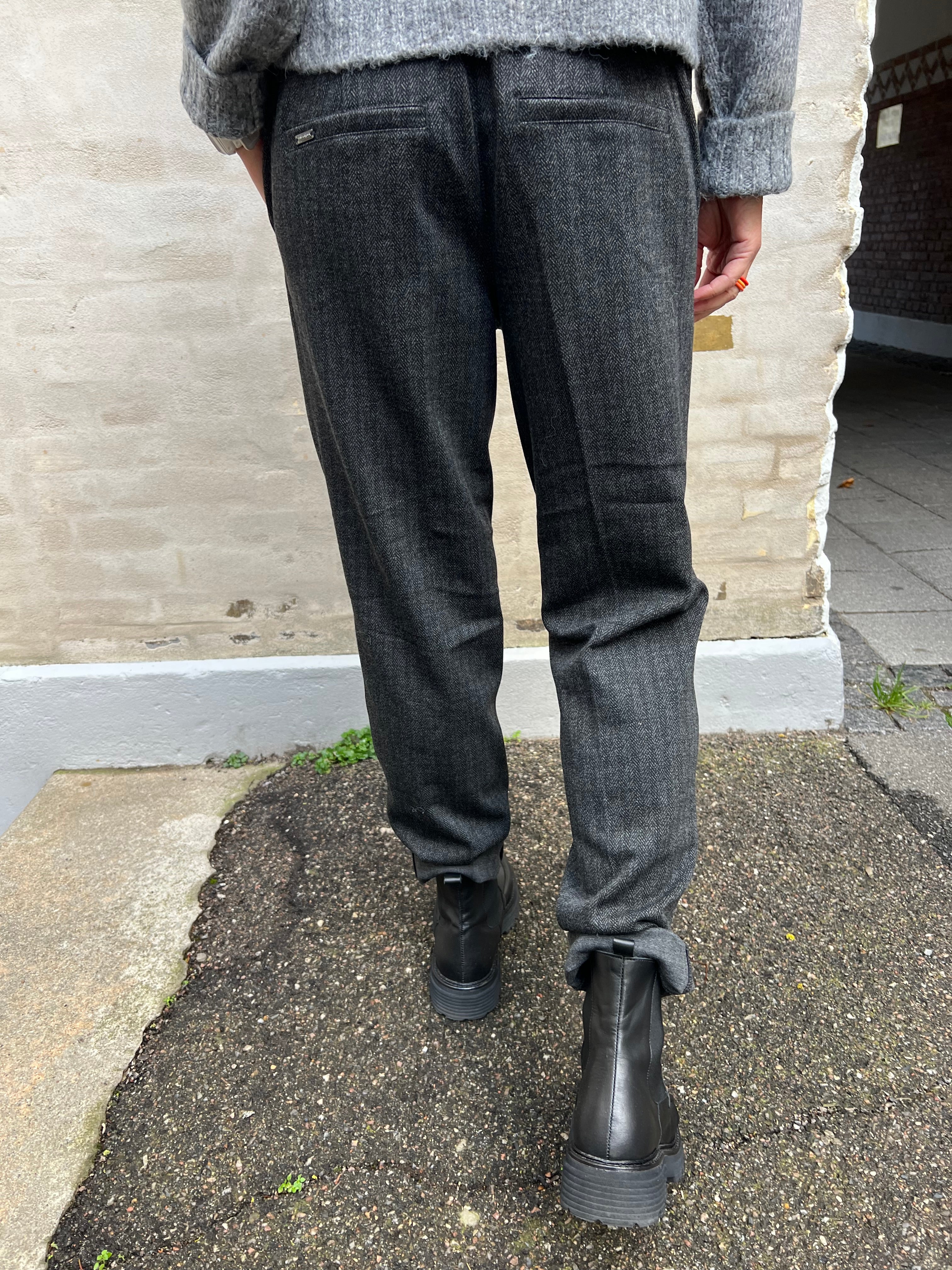 Chino Fishbone - Black