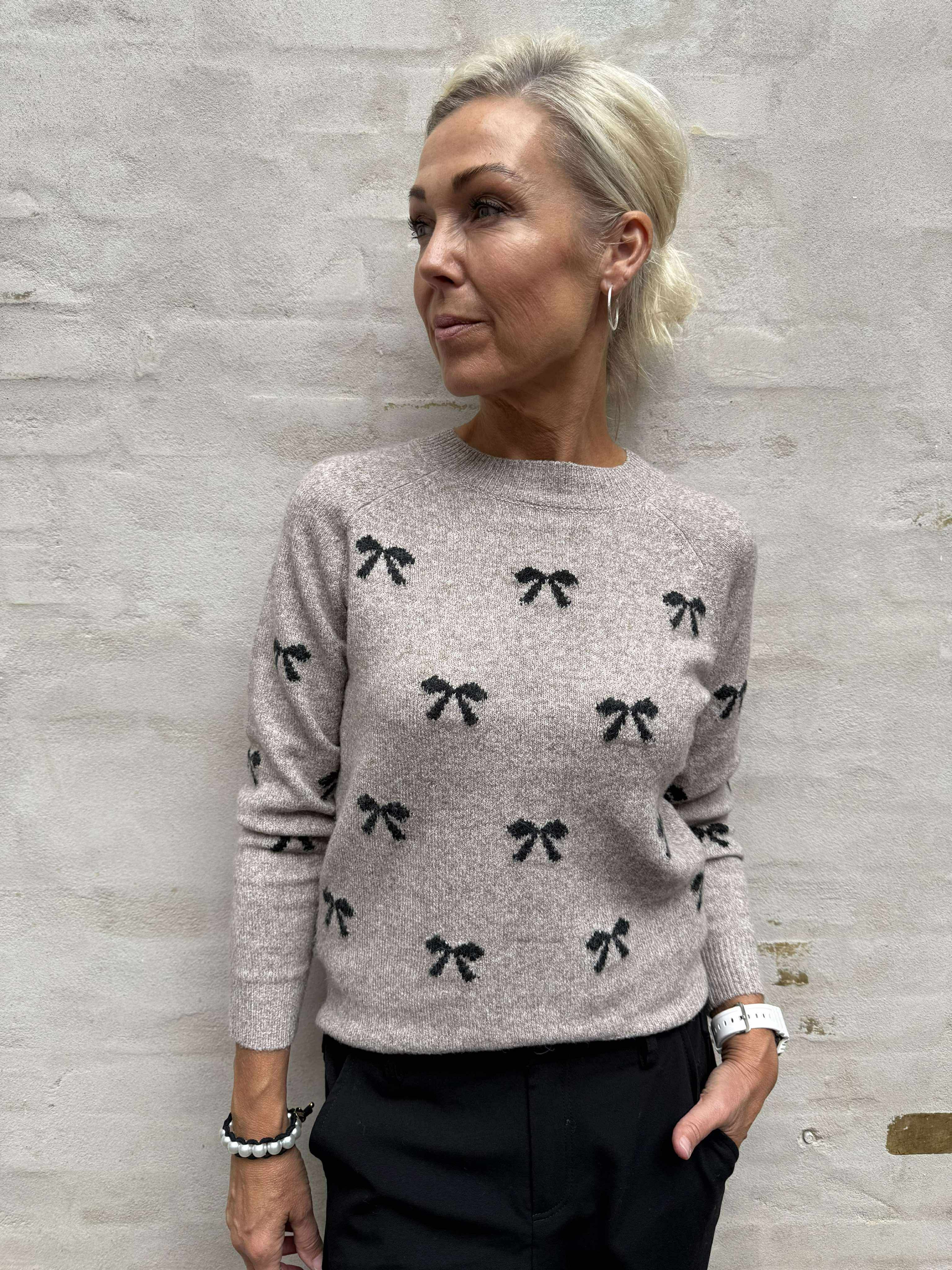 DOFFY INTARSIA PULLOVER - Moon Rock W. BLACK BOWS