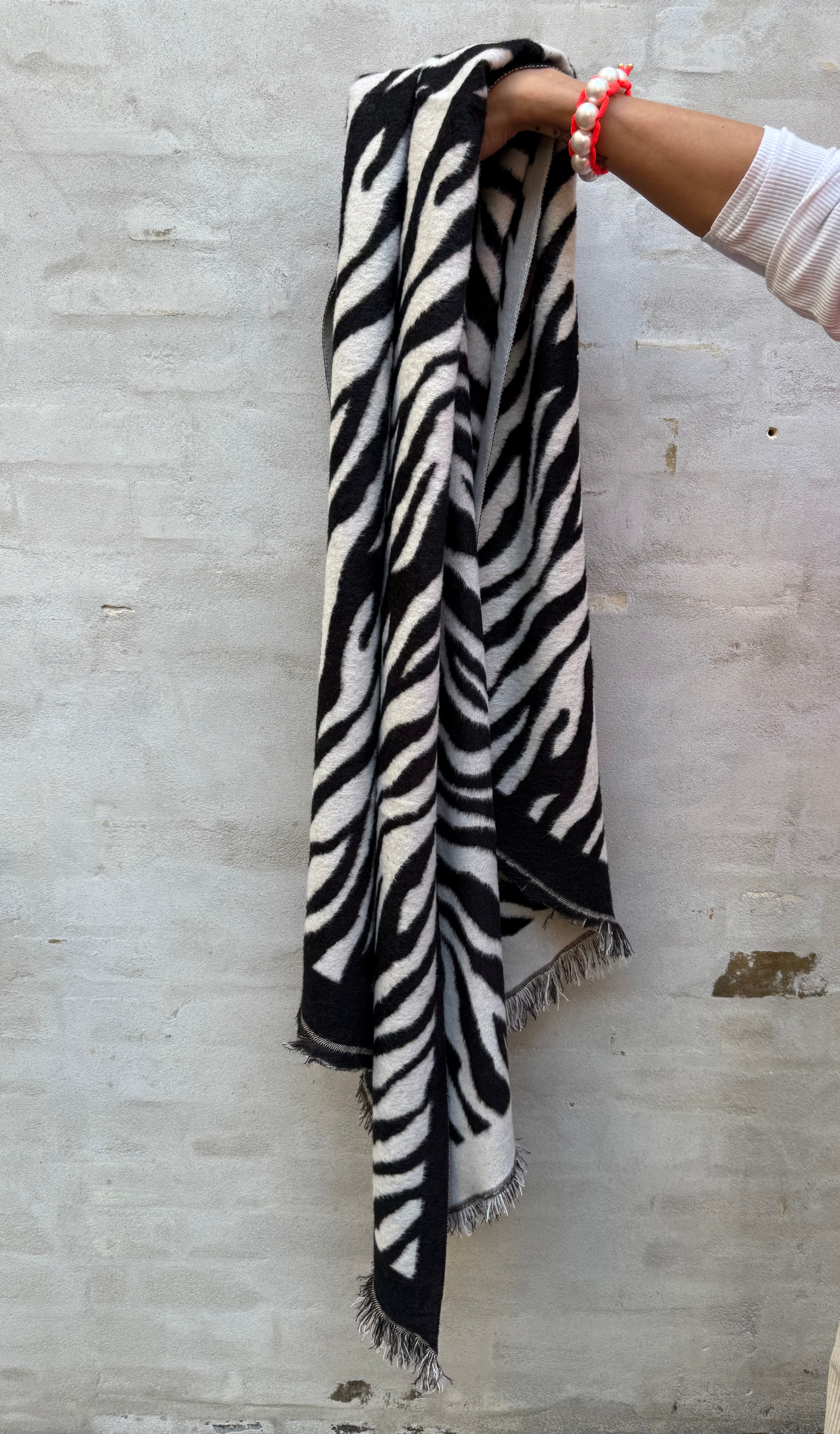 Saga Zebra scarf black
