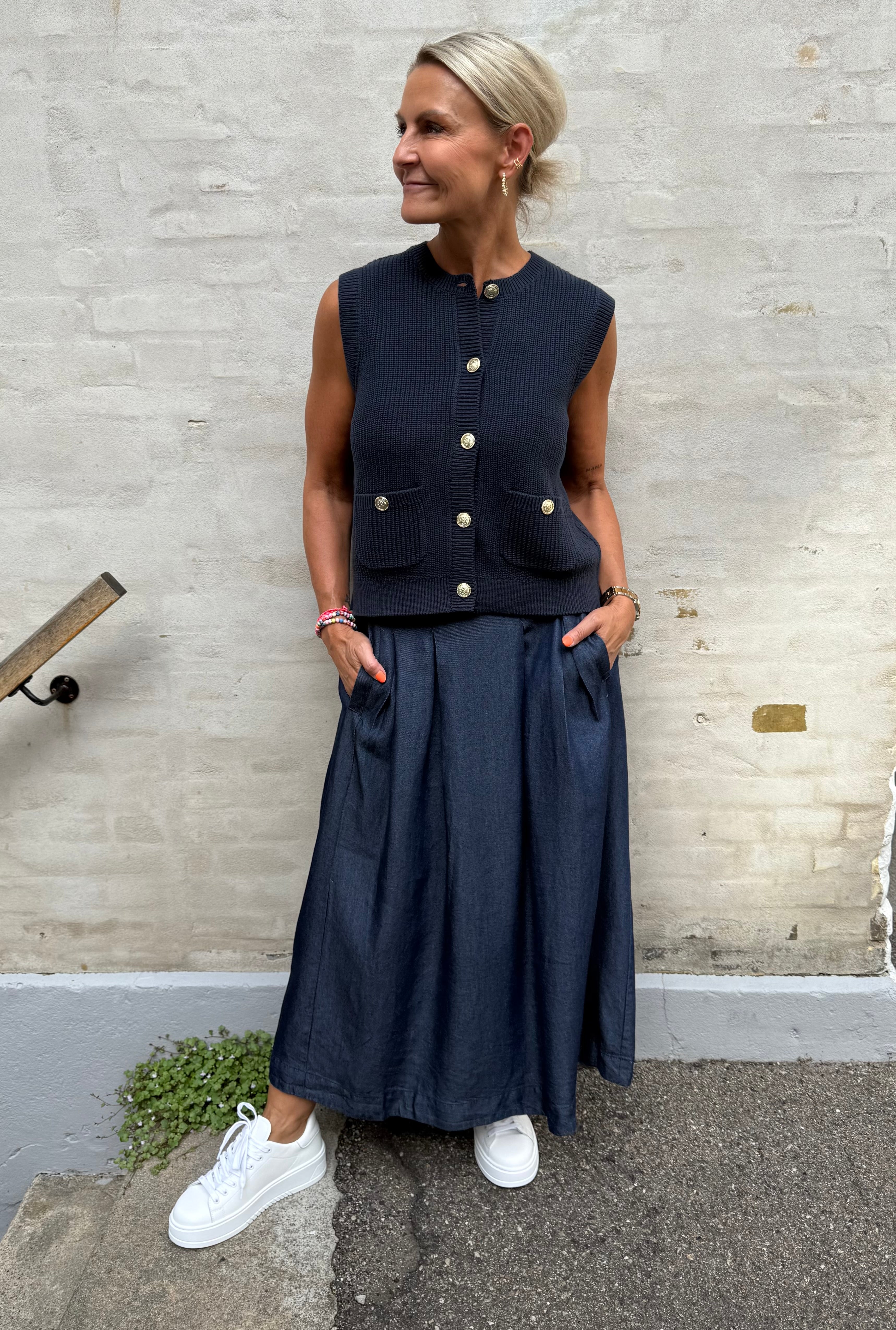 PREORDER-STELLA O-NECK VEST - Total Eclipse