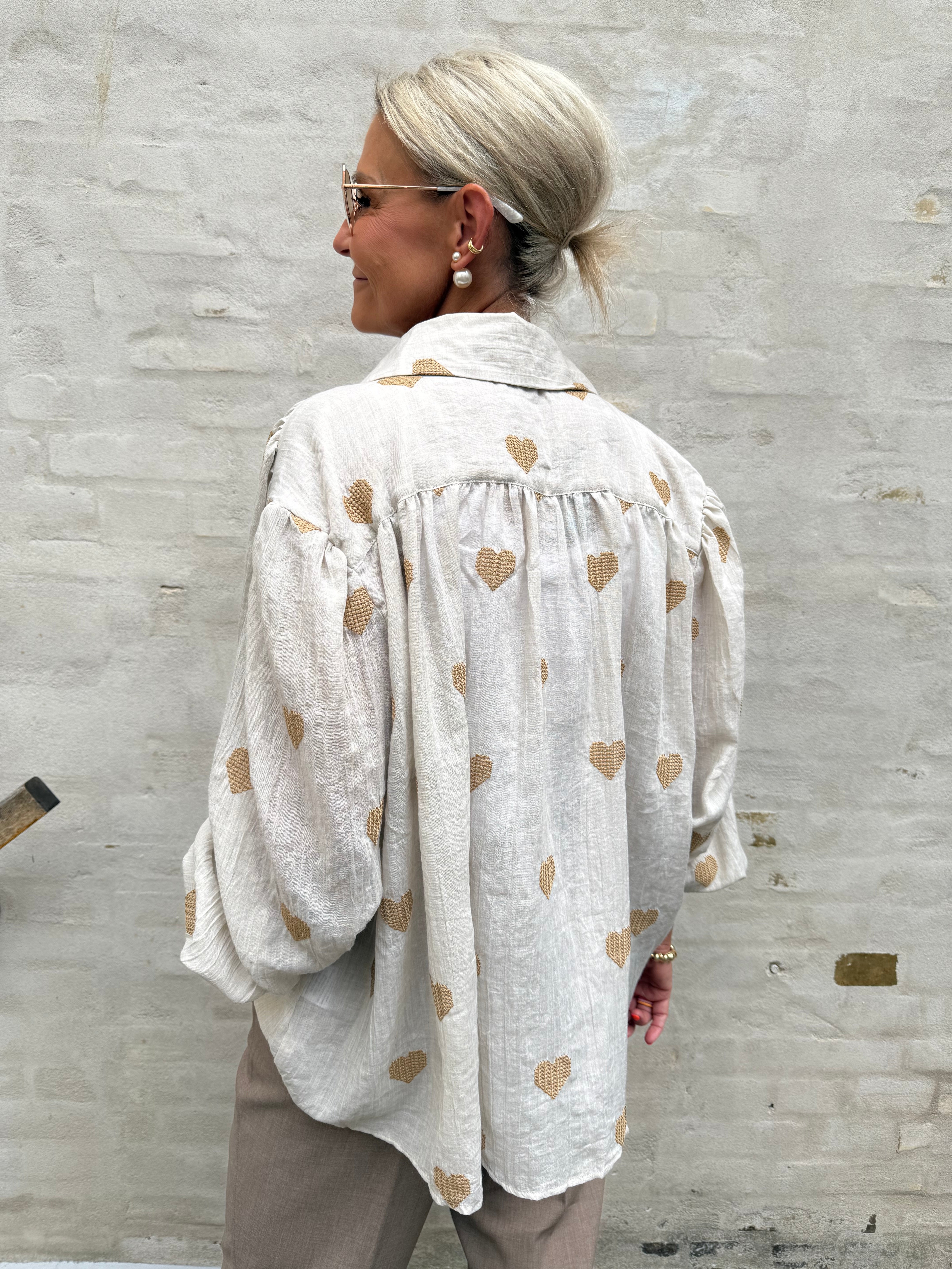 Shirt w. Embrodery Hearts - Taupe