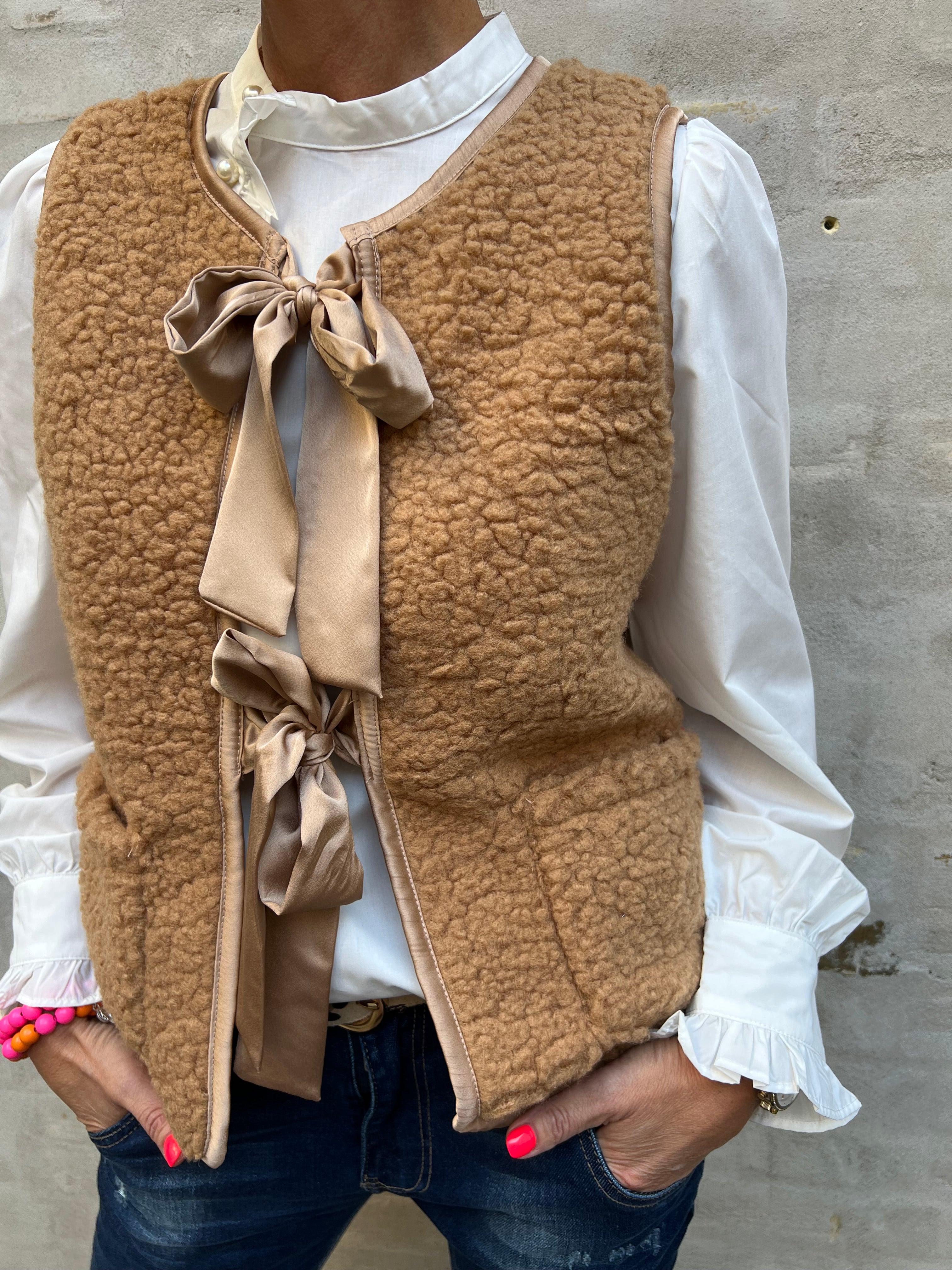 Gudrun vest light camel