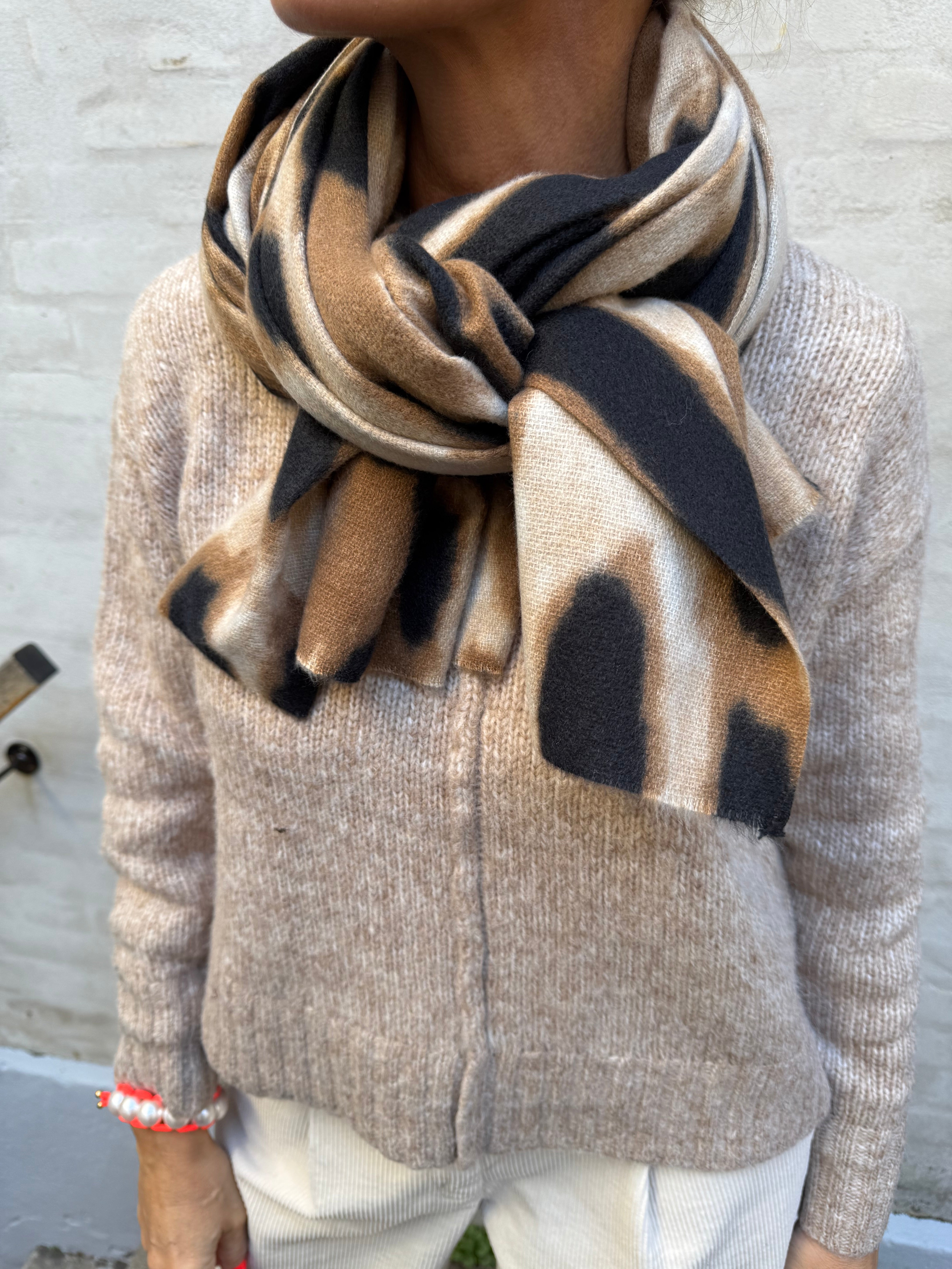 Sienna leo scarf