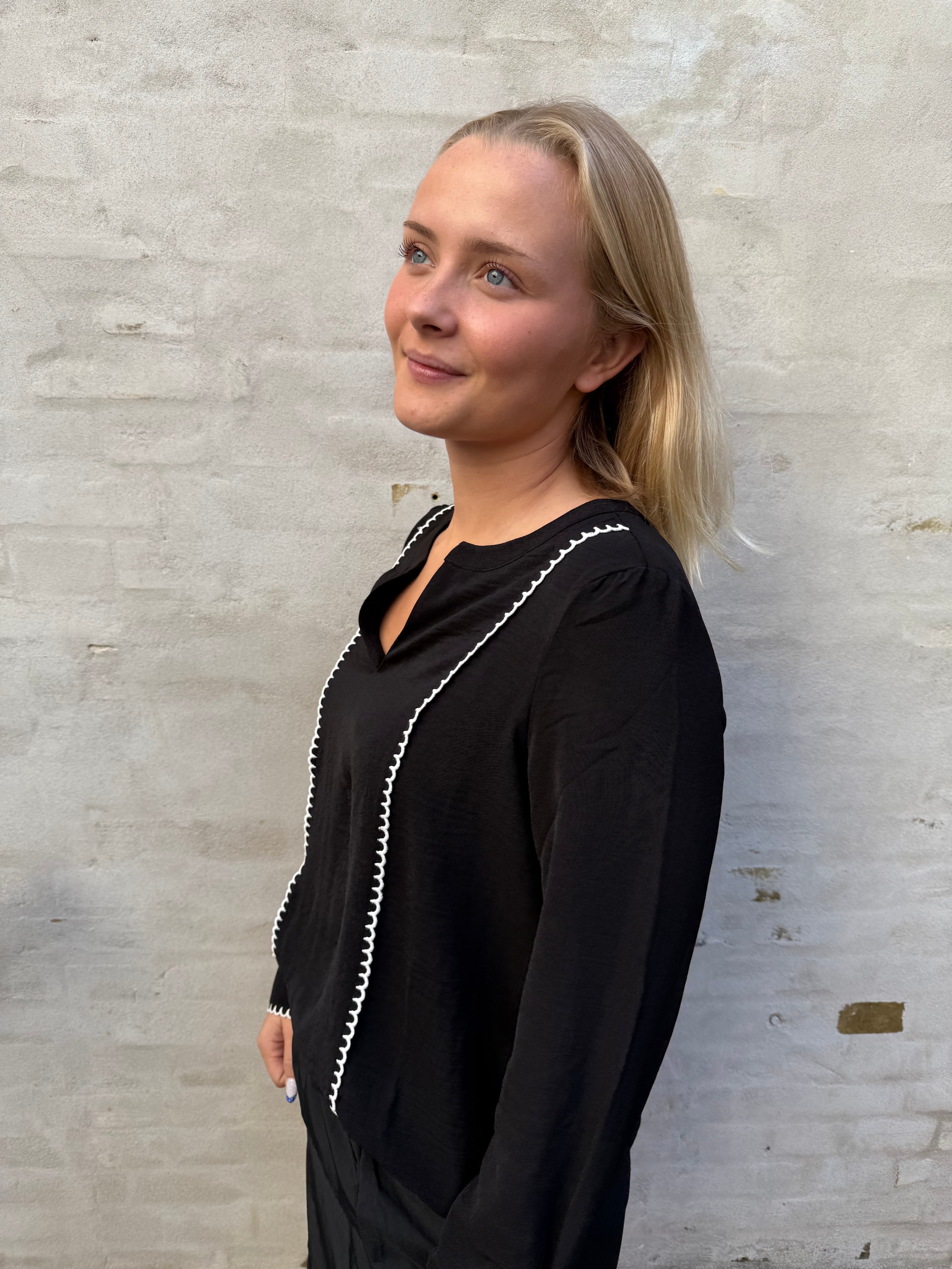 CONNA TOP - Black Snow white stitch