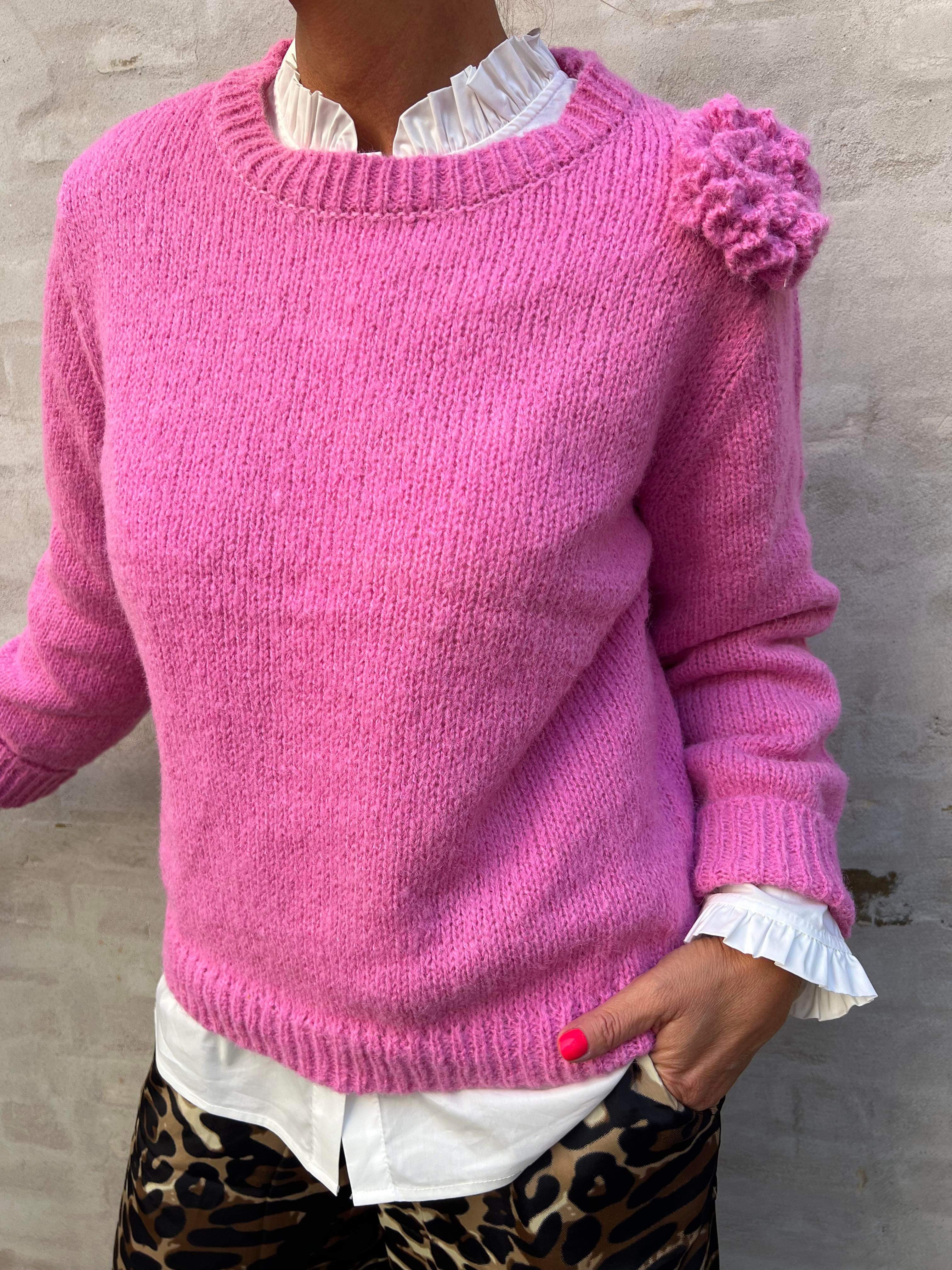 Adia o-neck flower pullover fuchsia pink