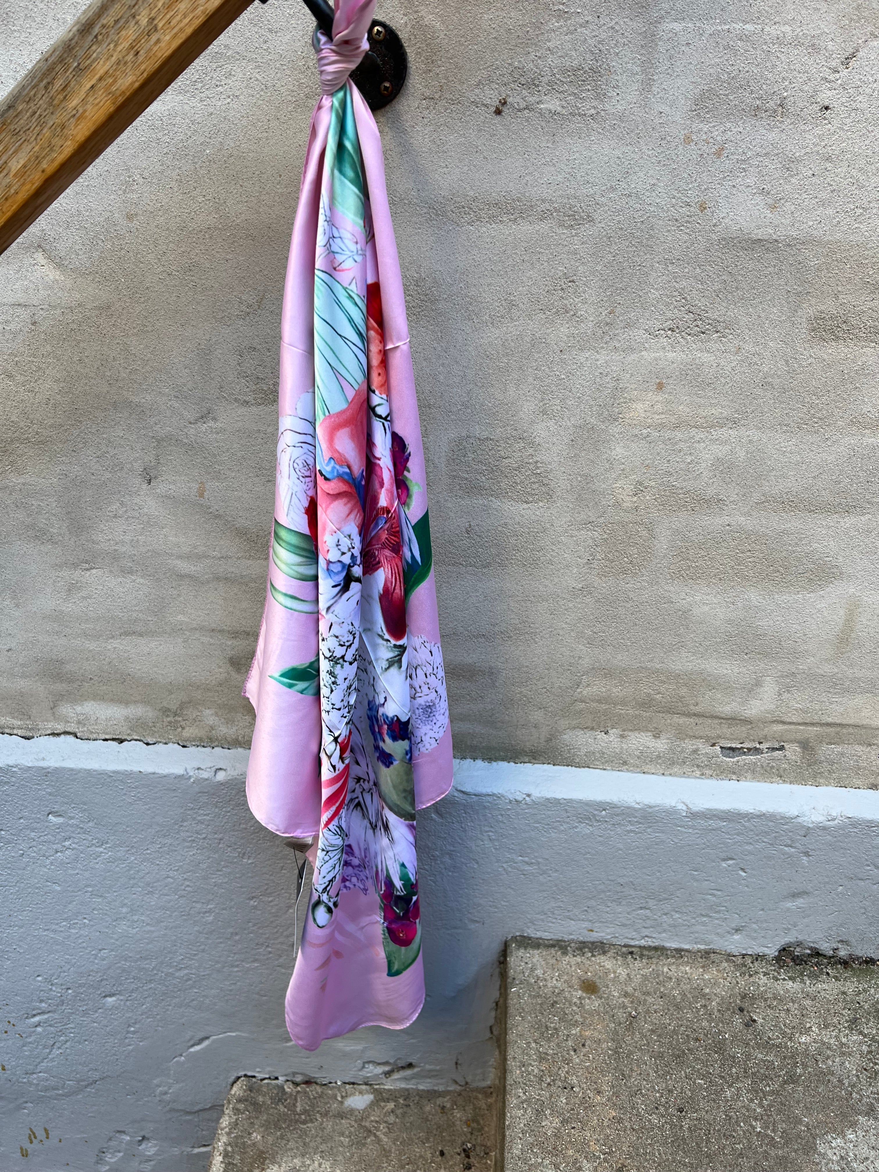 Solrun scarf flower print rosa