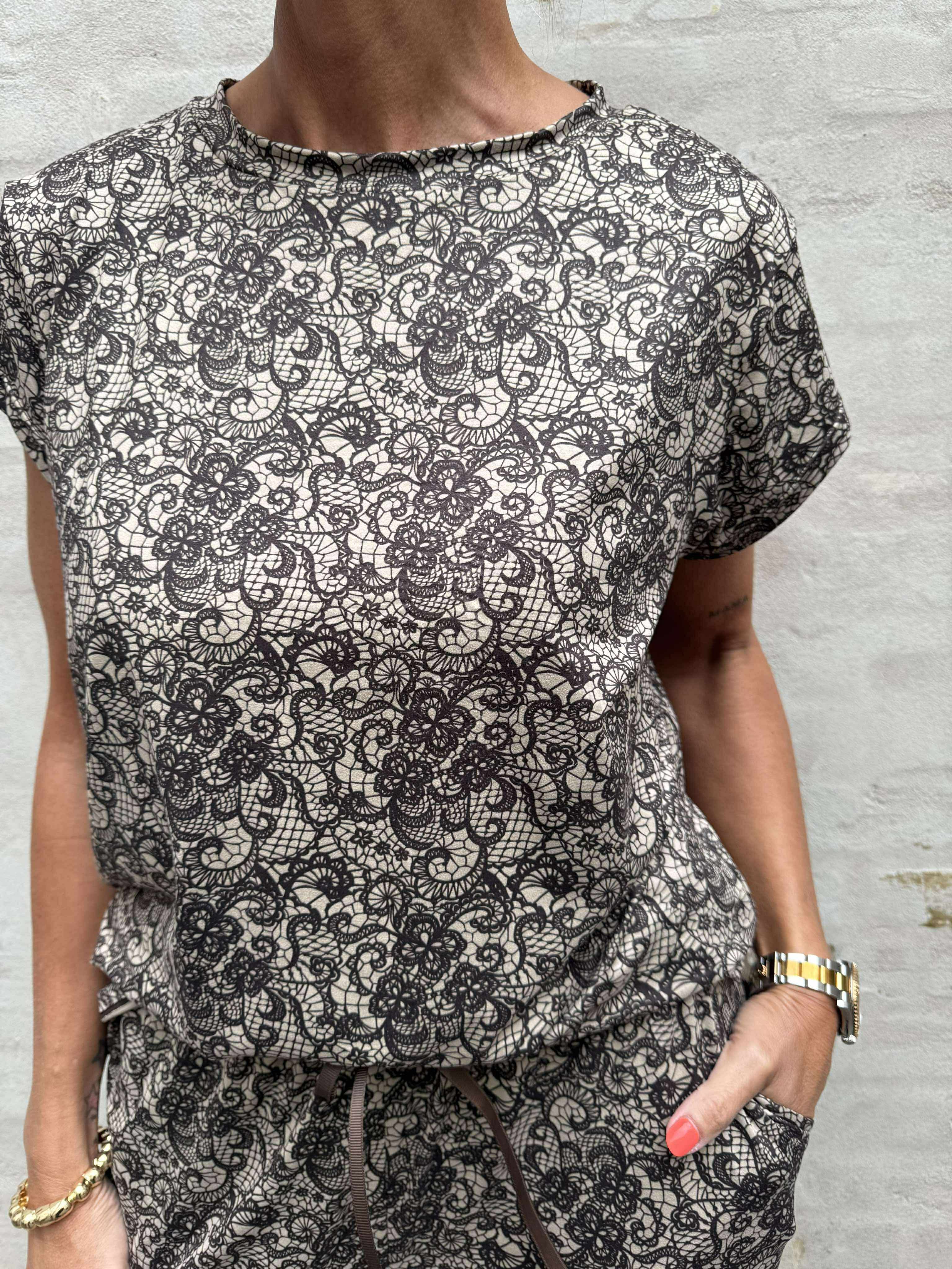 Alma U-tshirt - Mocca Brown Lace