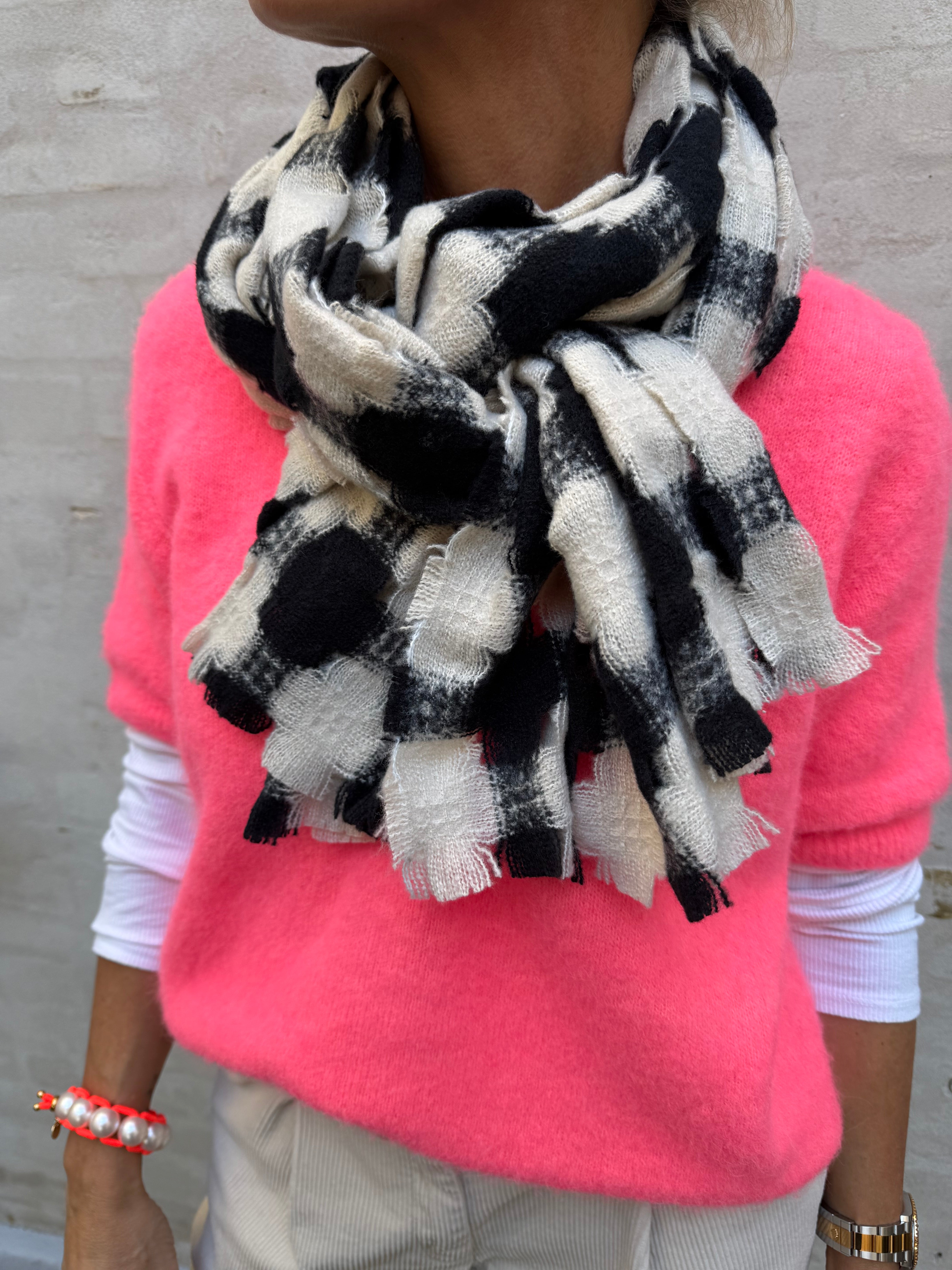 Saga Chess scarf black