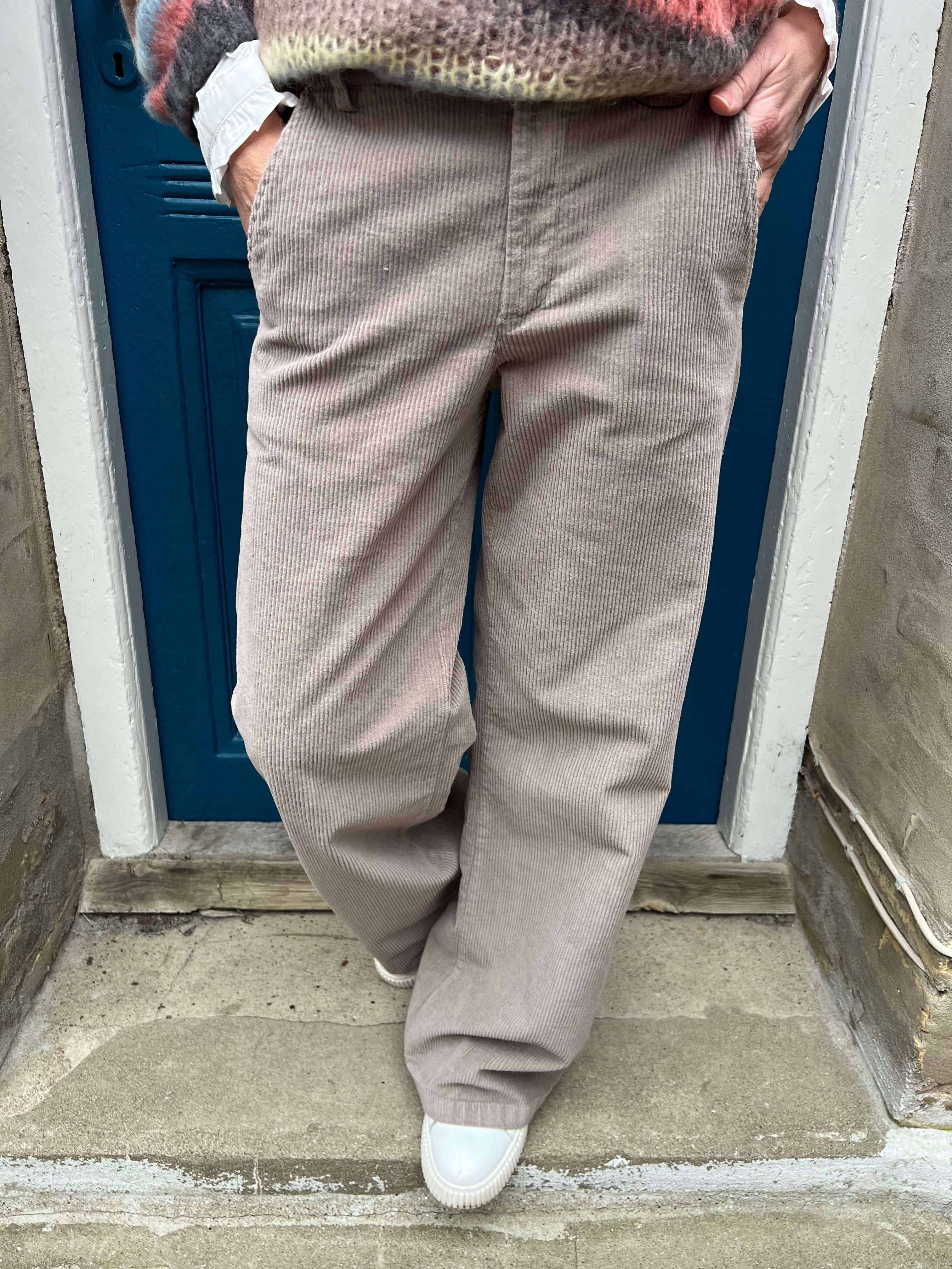 Cora corduroy box pant nougat