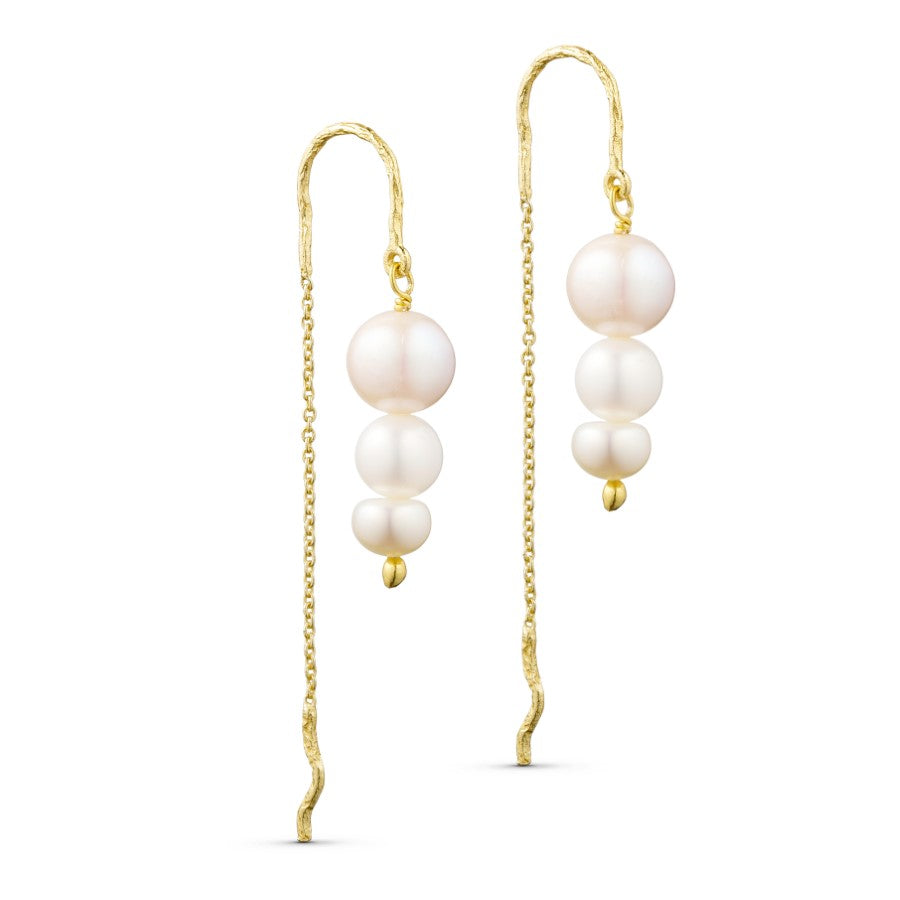 Earring with three pearls