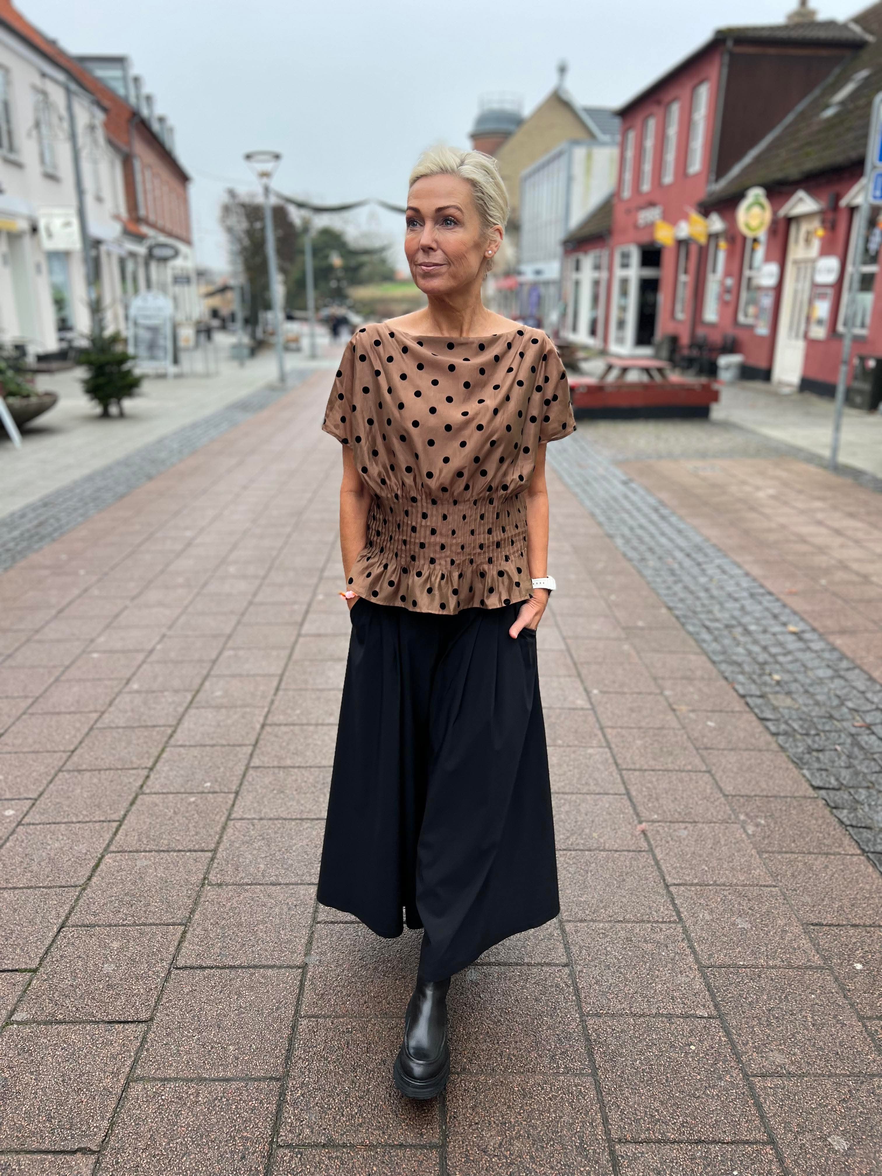 Laura Top - Nougat w Black dot