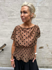 Laura Top - Nougat w Black dot