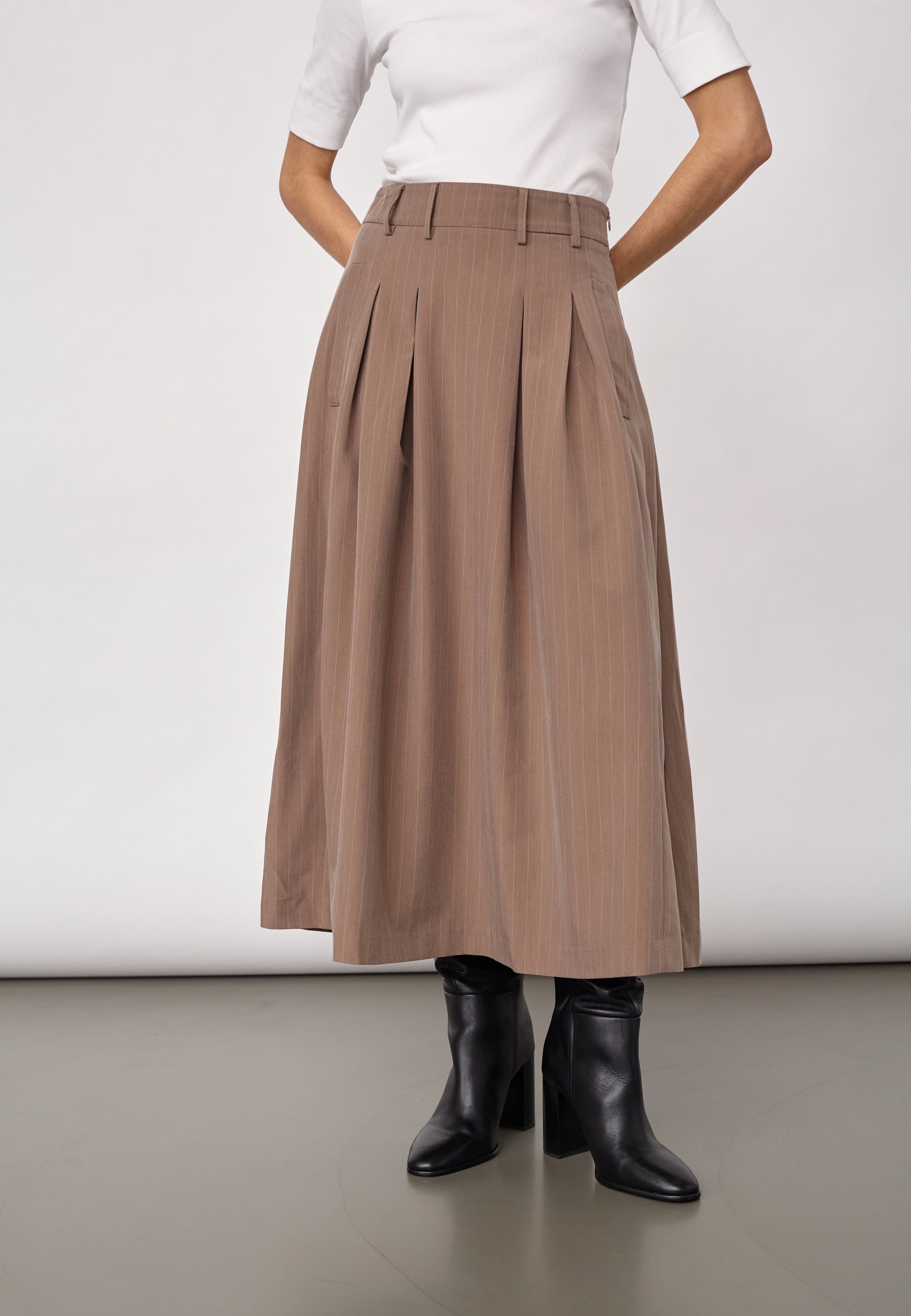 LyviaCC Pleat Pin Skirt - Walnut