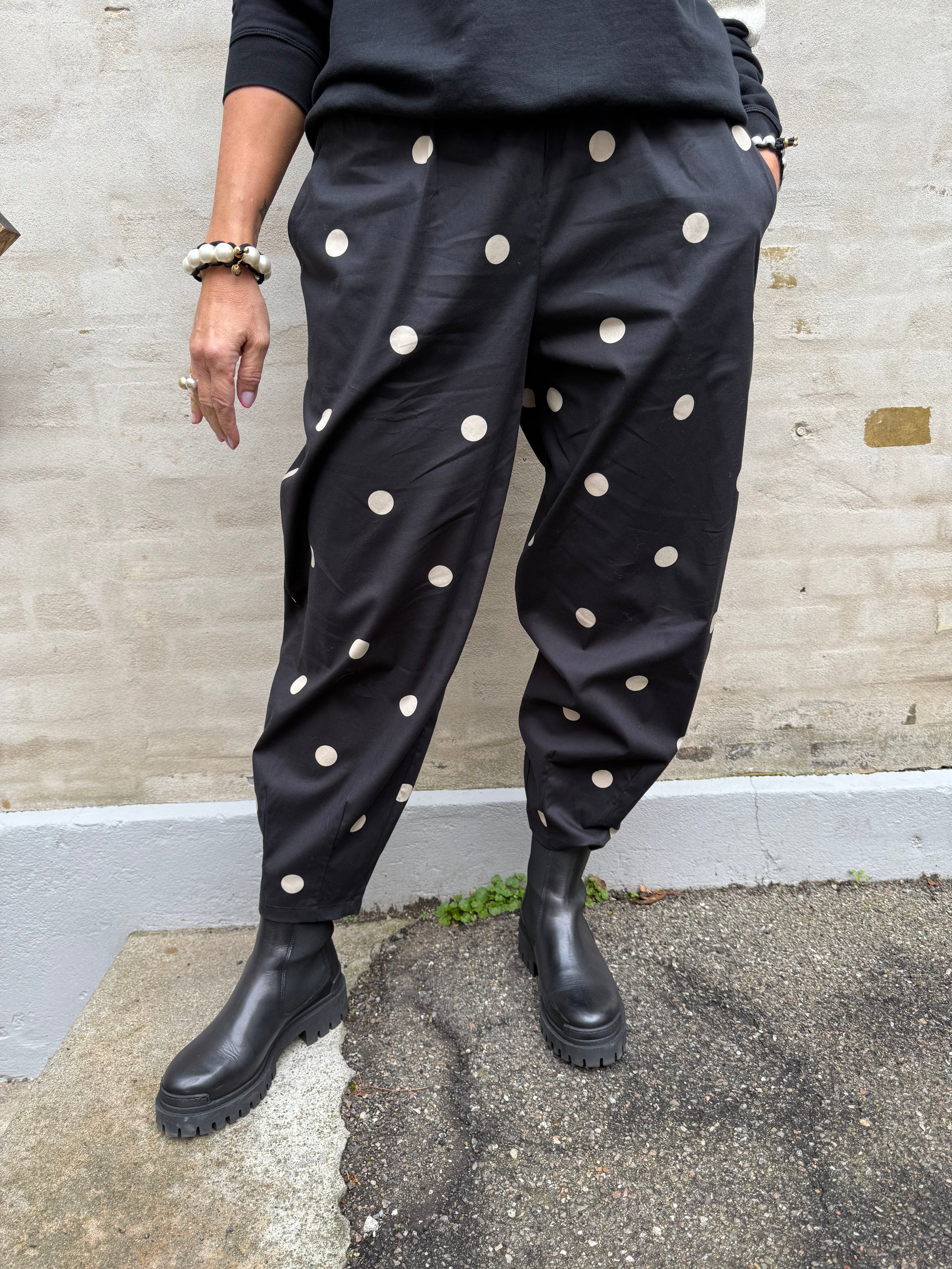 Abbie Barrel Pant - Black Dot