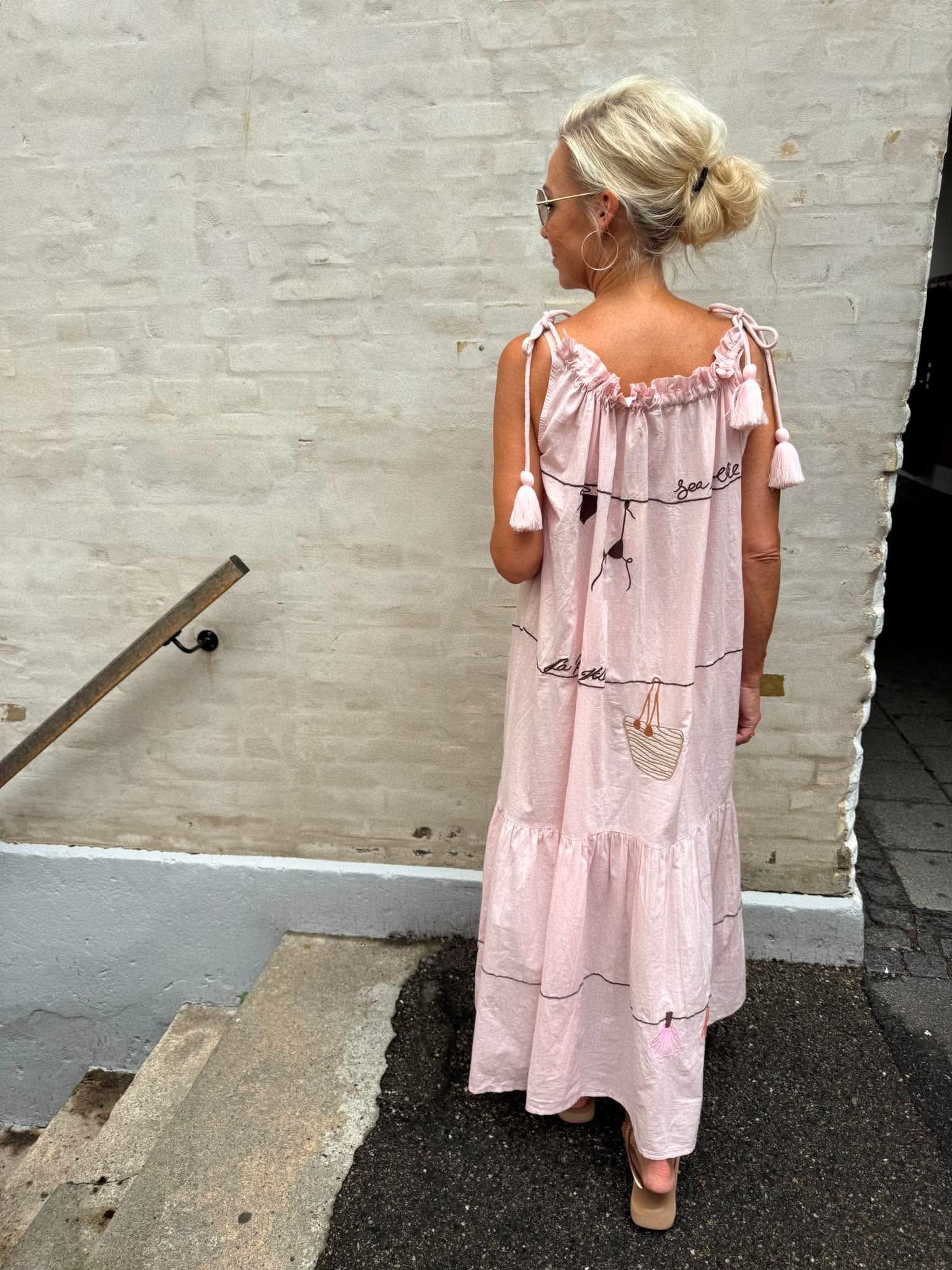 Gitte Klänning - Ljusrosa Med Broderi