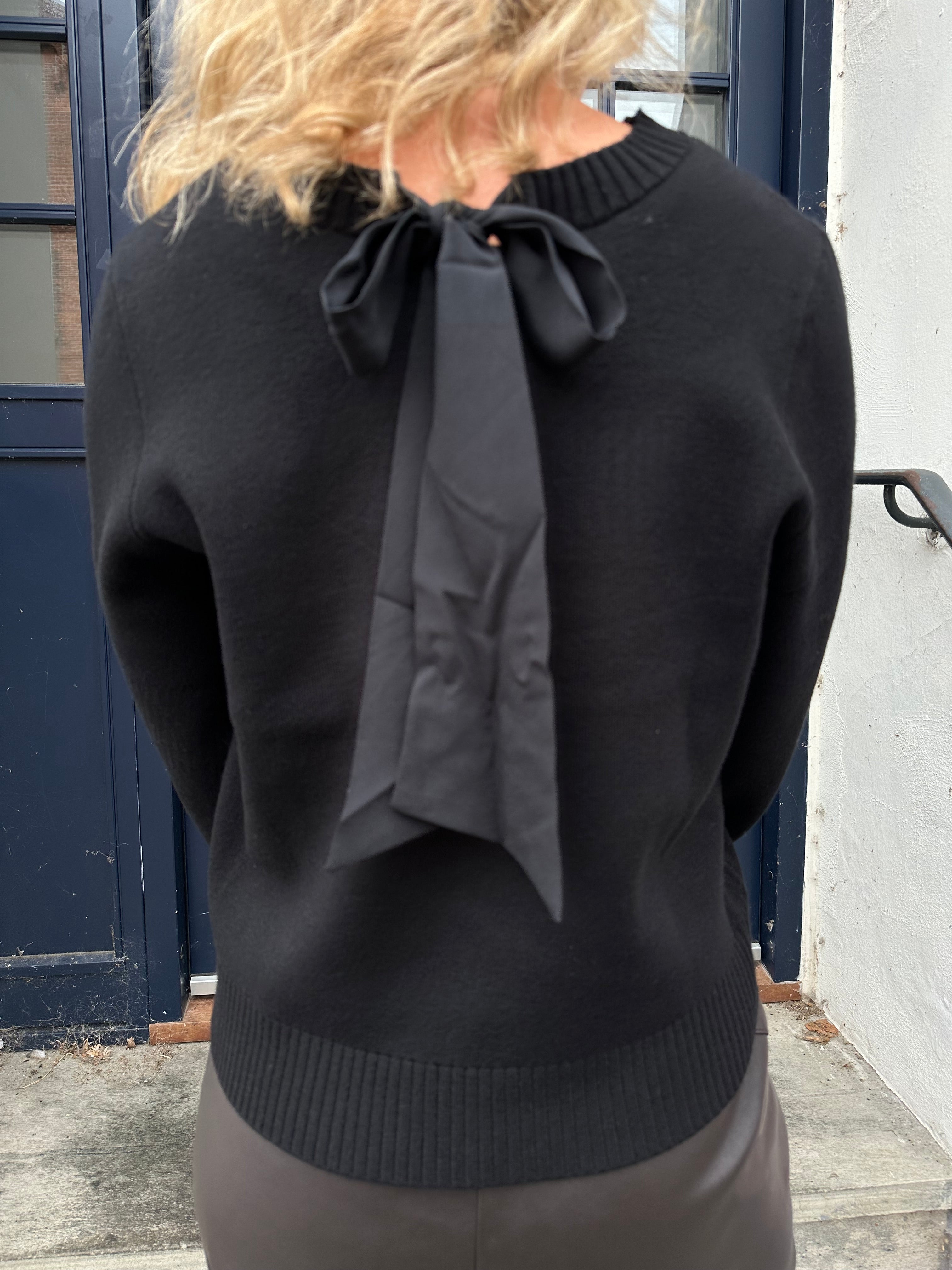 Bell L/S O-neck bow pullover black