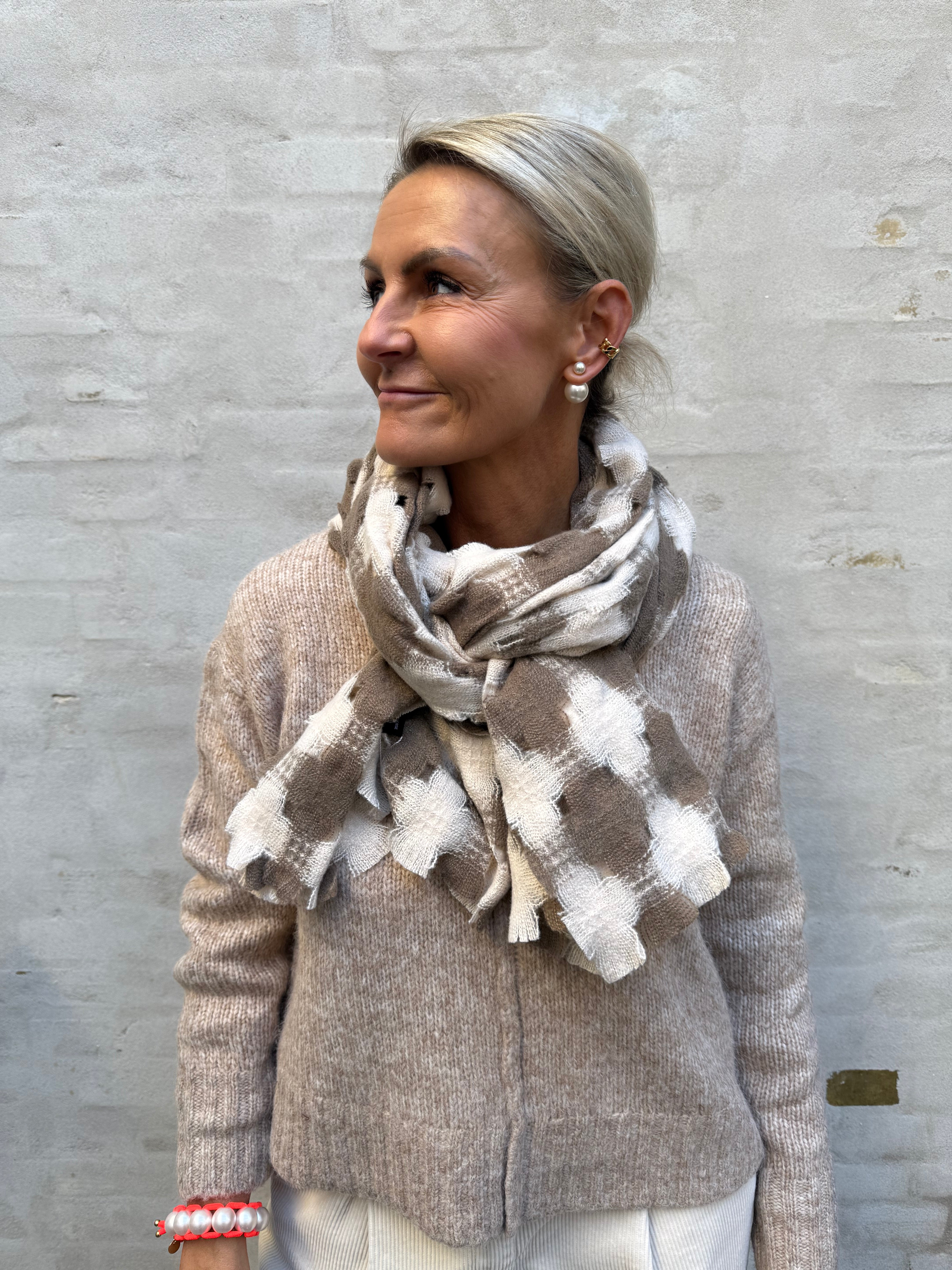 Saga Chess scarf beige