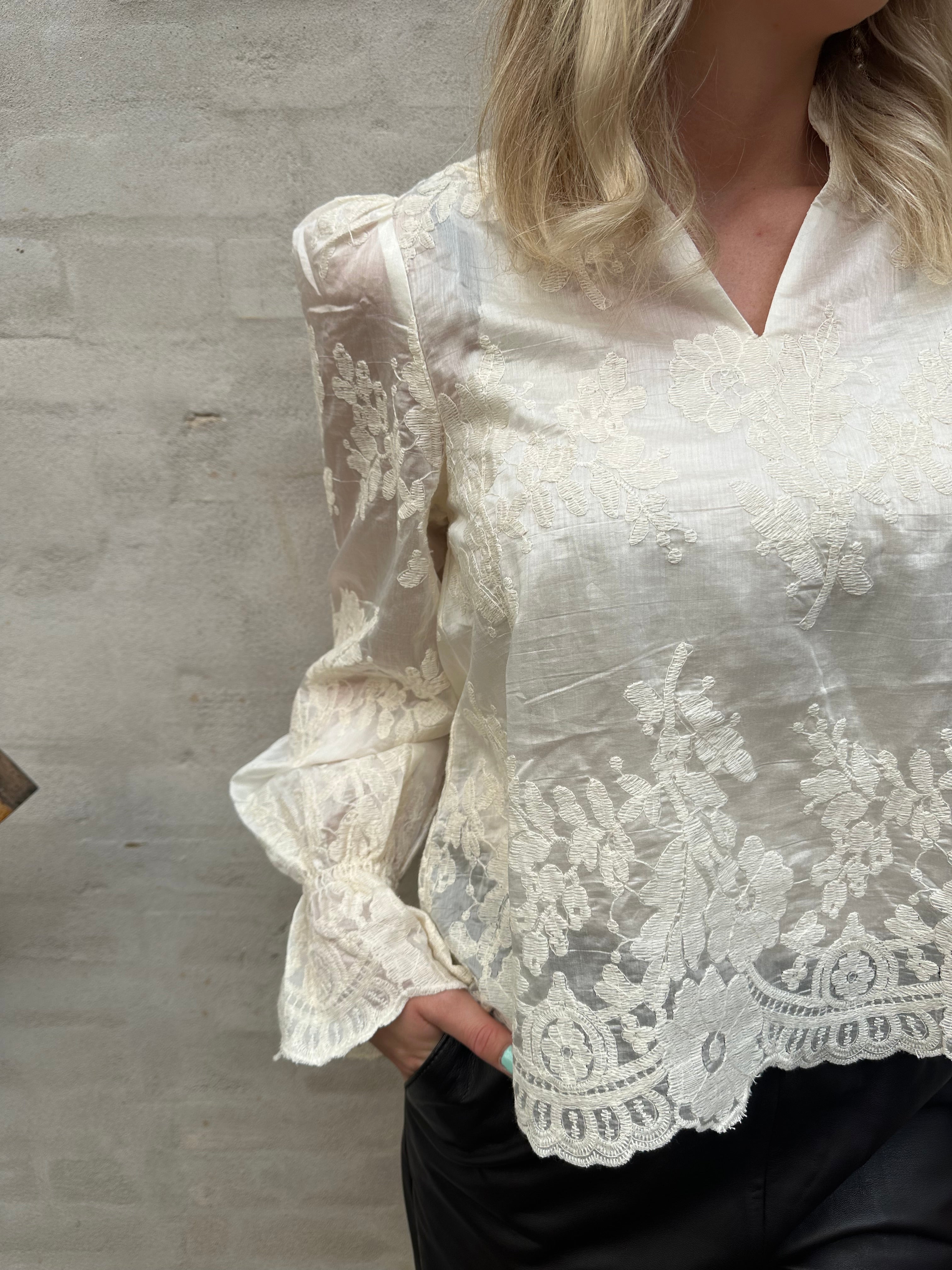 Amara big embroidery blouse off white