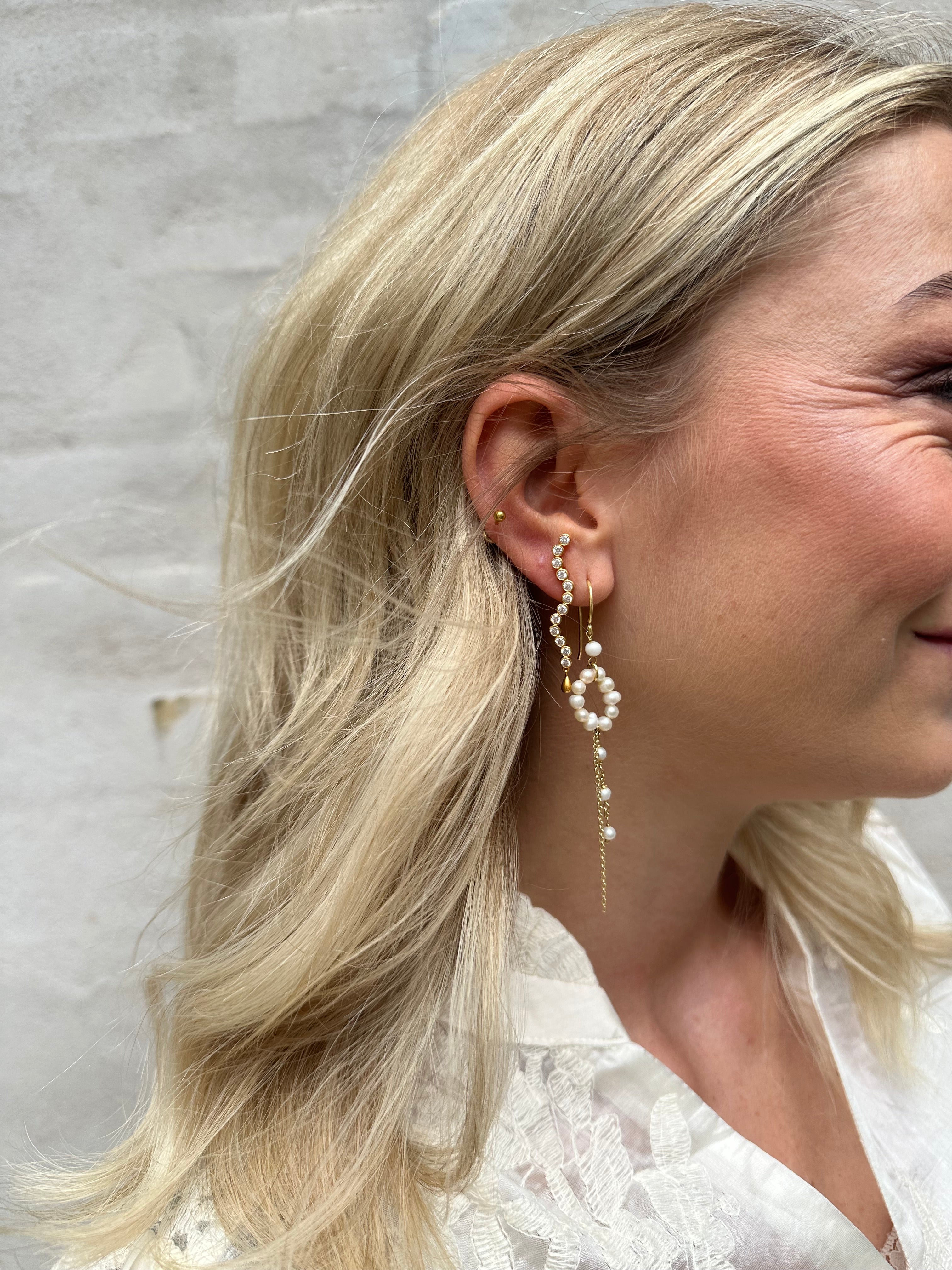 Pure by nat hook earring with white pearls