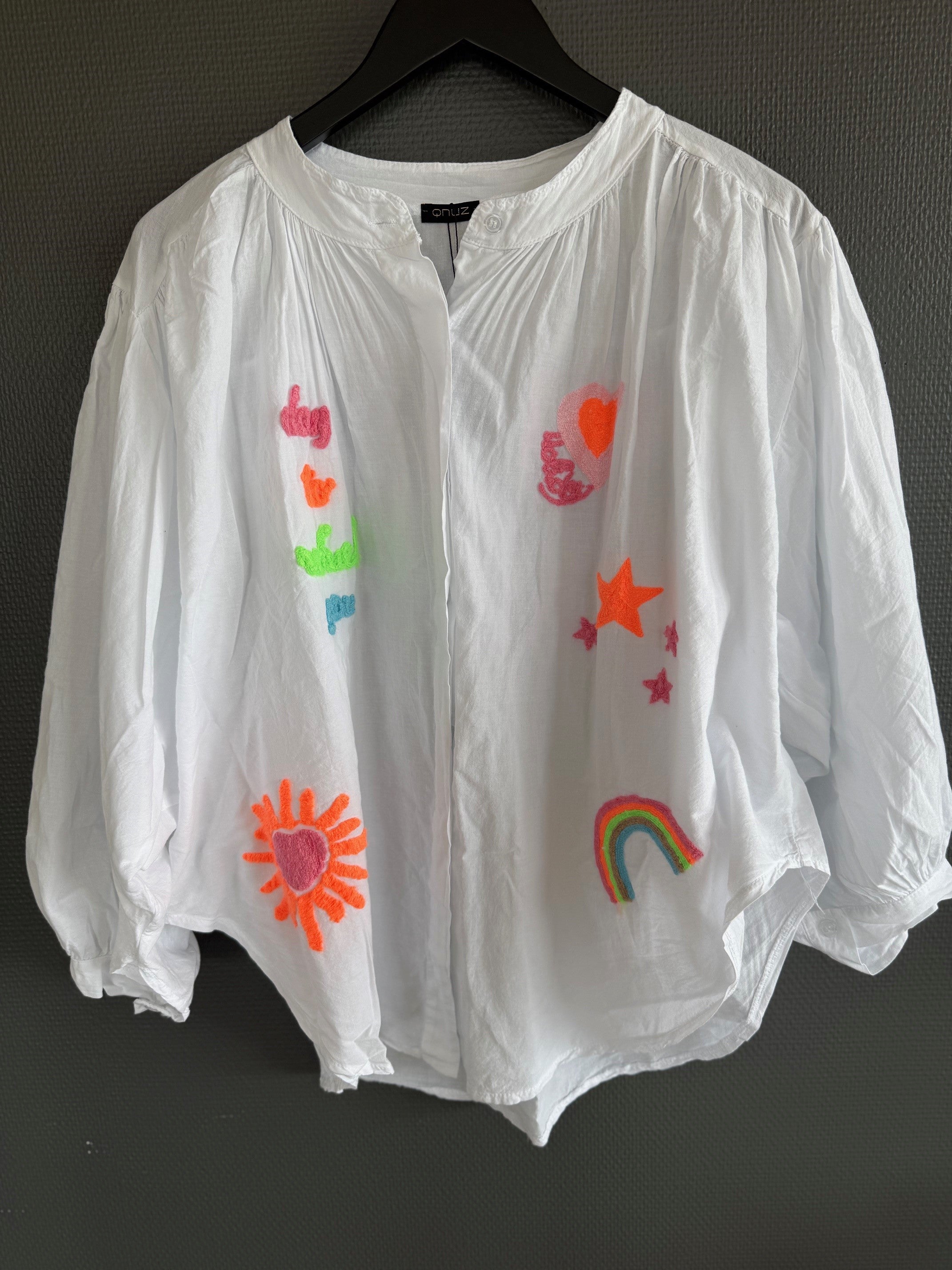 Happy Shirt w. Embrodery - White