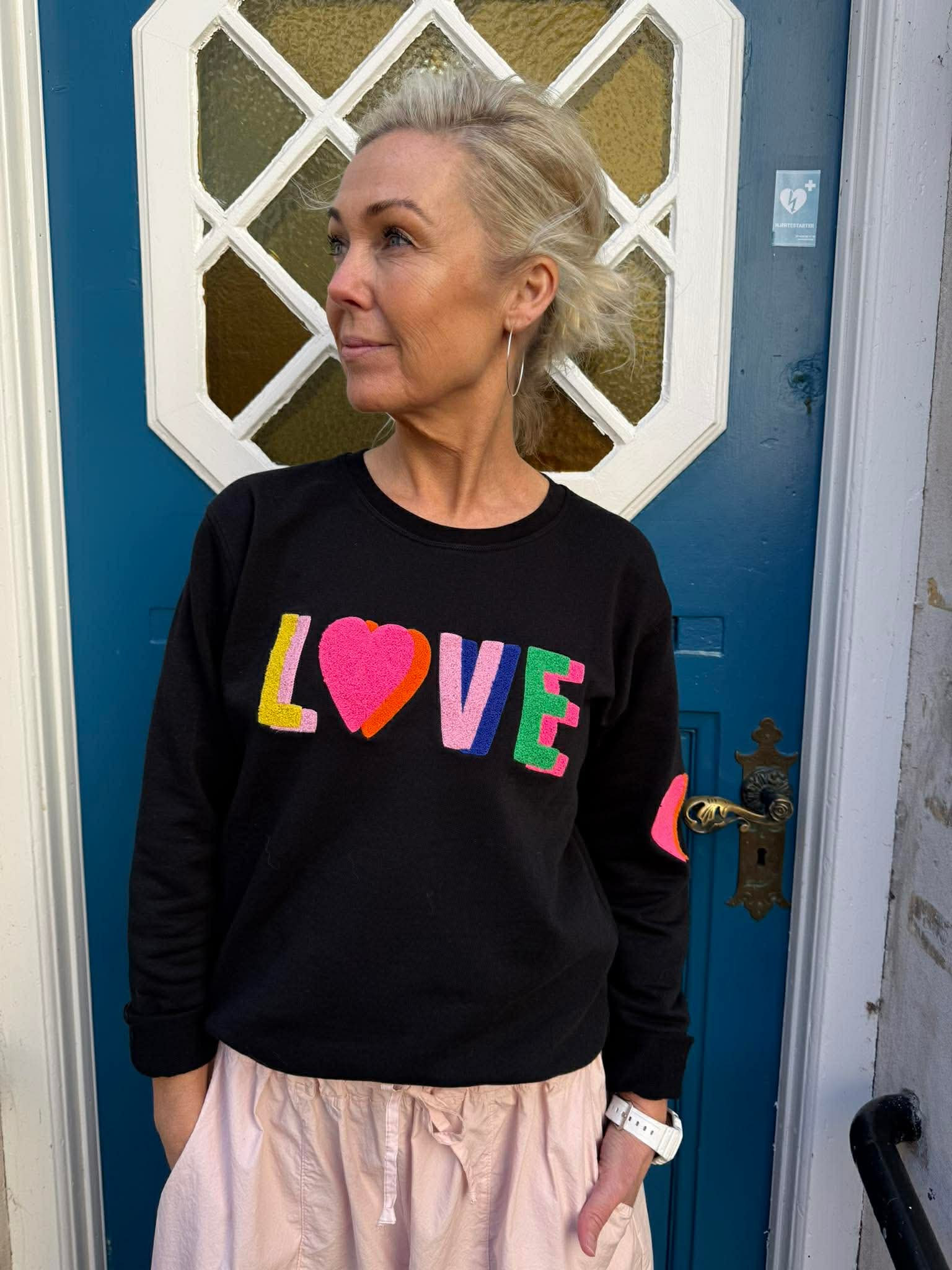 Sweat LOVE - Auora rosa med orange broderi klassiker
