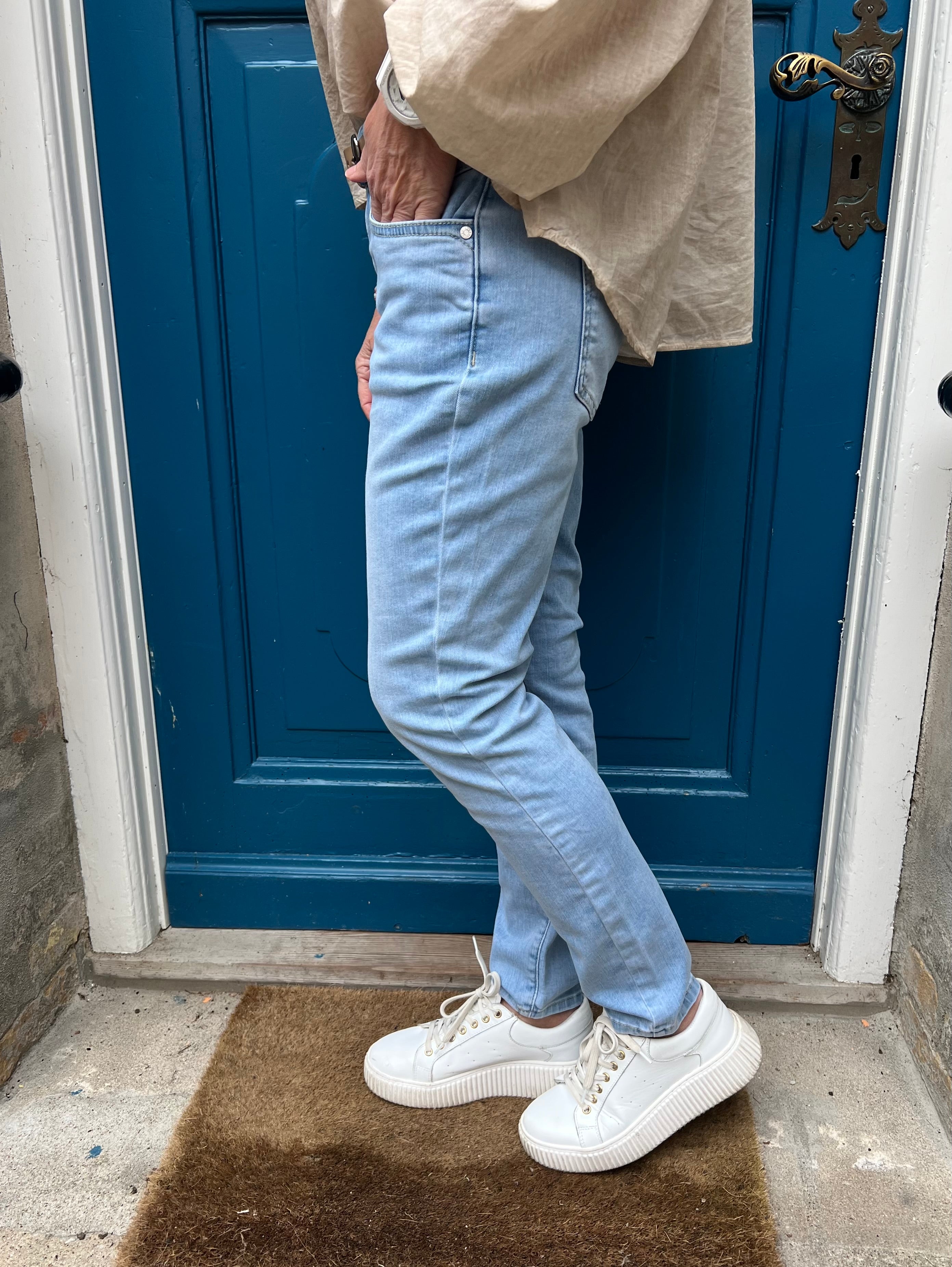 York Mid Waist Slim Leg Jeans - Ljusblå