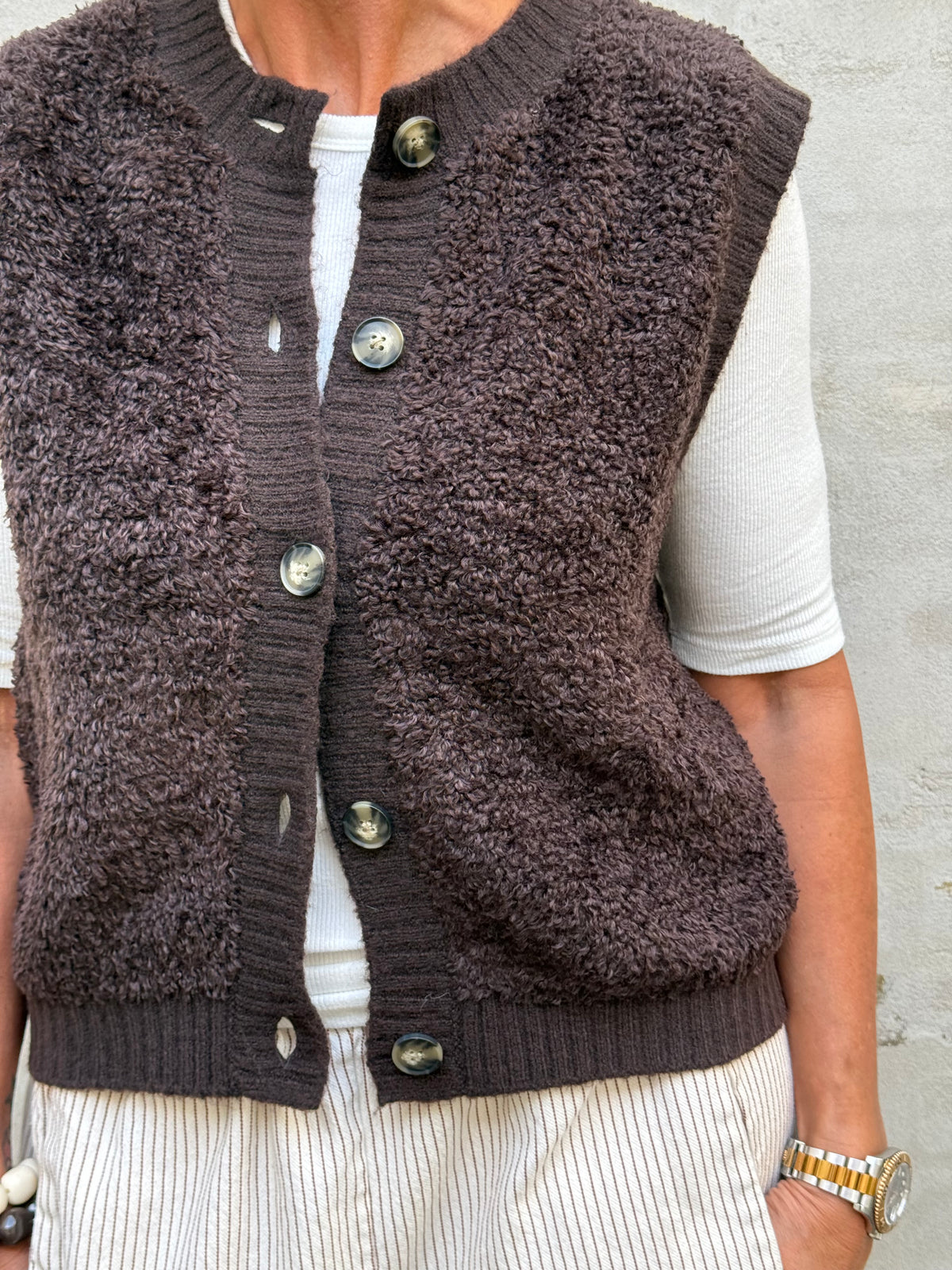 EIRA LIFE S/L ON BUTTON VEST - Chocolate Torte